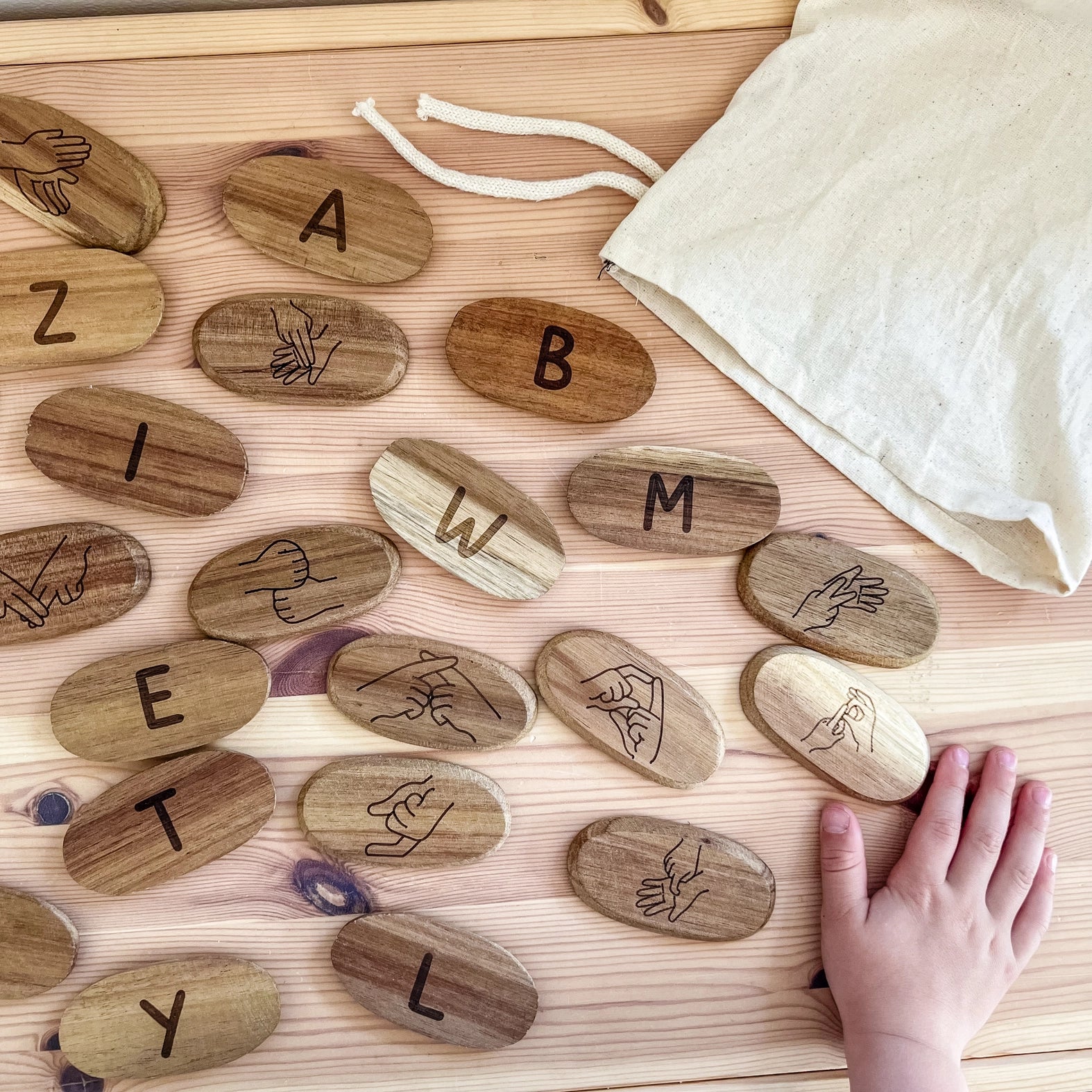 Set de 26 pierres pour le langage des signes  QToys USA Set de 26 pierres pour le langage des signes myplayground