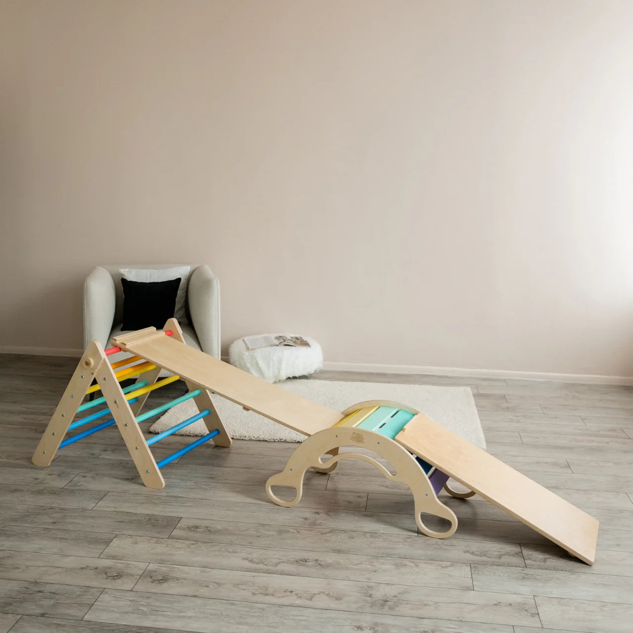 BusyKids - Ensemble (grand) Triangle Pikler + 2 Planches à Double Face + Bascule d'Équilibre Couleur Arc-en-ciel - Bois Natura - 12 à 18 mois  BusyKids BusyKids - Ensemble (grand) Triangle Pikler + 2 Planches à Double Face + Bascule d'Équilibre Couleur Arc-en-ciel - Bois Natura - 12 à 18 mois myplayground