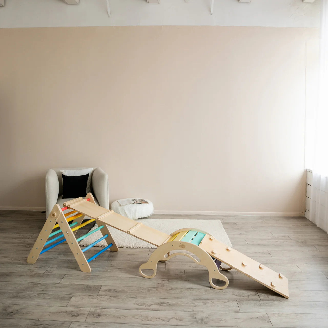 BusyKids - Ensemble (grand) Triangle Pikler + 2 Planches à Double Face + Bascule d'Équilibre Couleur Arc-en-ciel - Bois Natura - 12 à 18 mois  BusyKids BusyKids - Ensemble (grand) Triangle Pikler + 2 Planches à Double Face + Bascule d'Équilibre Couleur Arc-en-ciel - Bois Natura - 12 à 18 mois myplayground