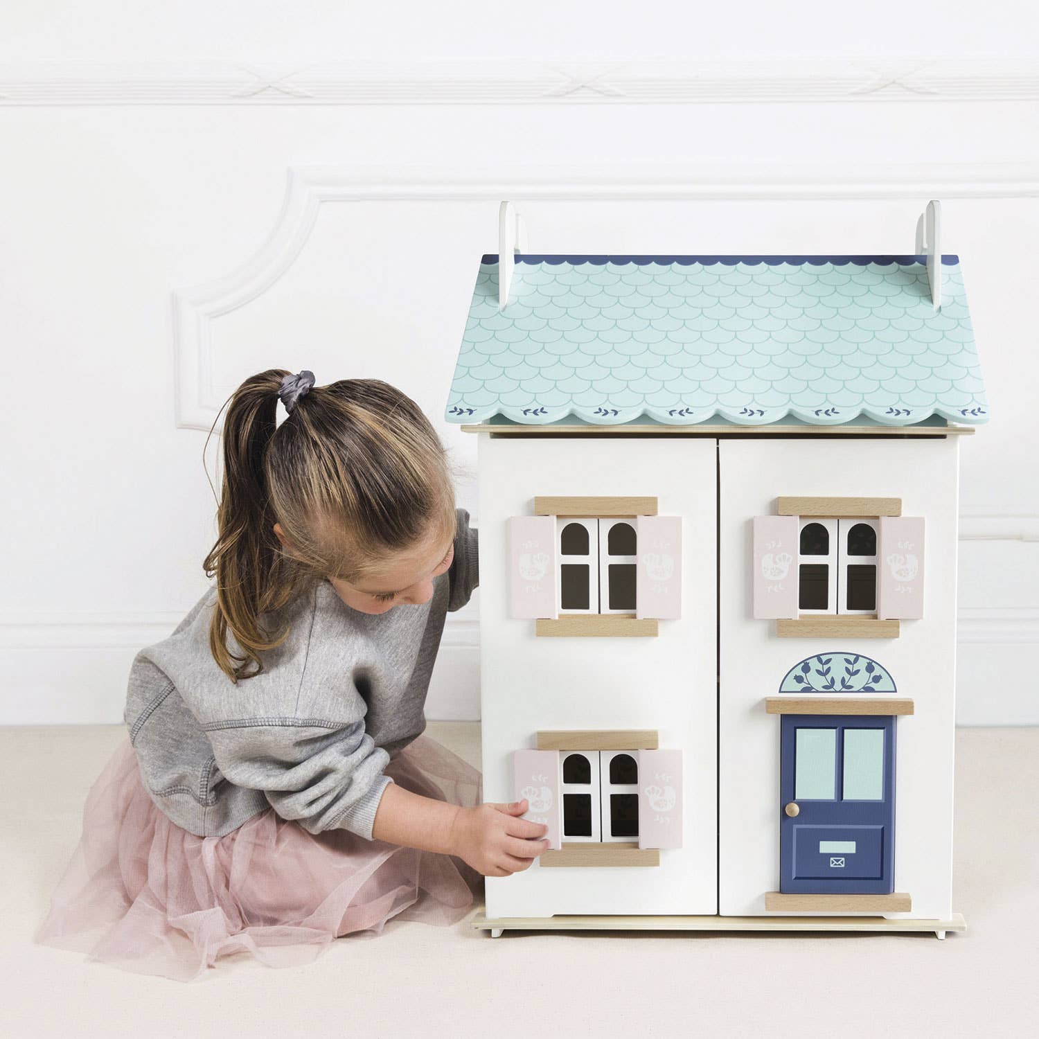 Maison de poupée Blue Belle H125 - Jeu éducatif enfant  Le Toy Van Maison de poupée Blue Belle H125 - Jeu éducatif enfant myplayground