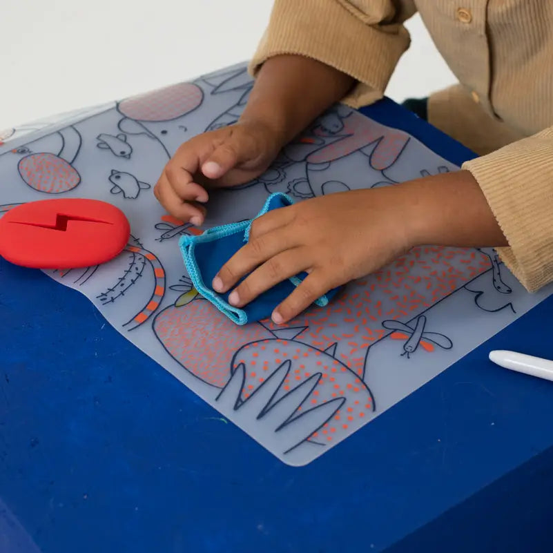 Lingette microfibre et étui  en silicone - SuperPetit Coloriages SuperPetit Lingette microfibre et étui  en silicone - SuperPetit myplayground