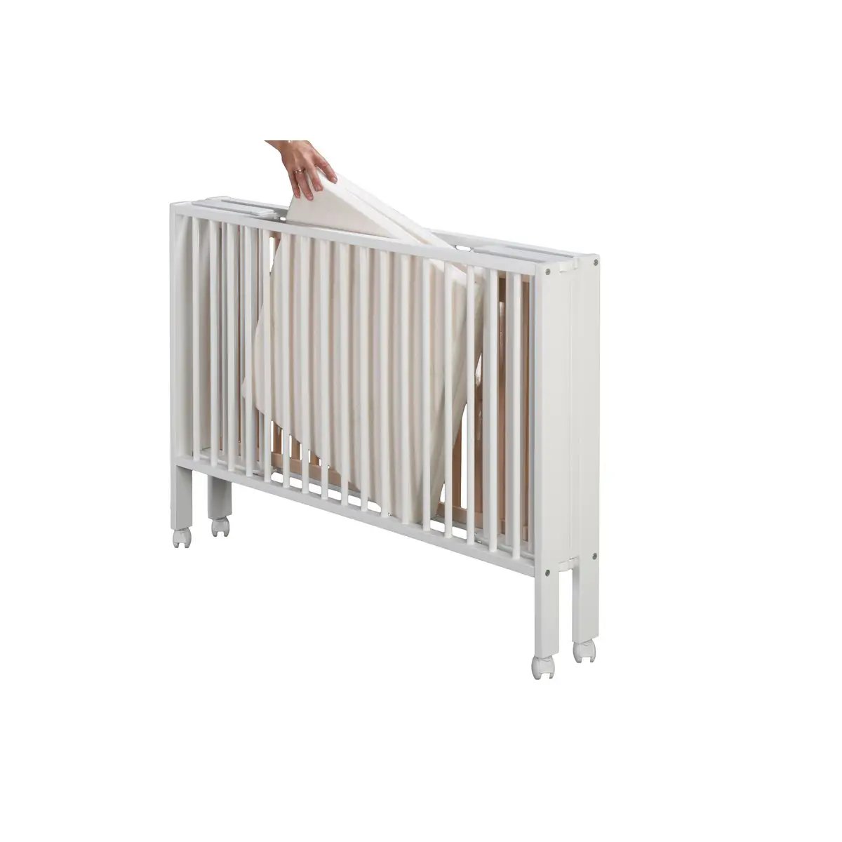 Lit de voyage pliant Jori en hêtre blanc, 120x60 cm – tiSsi – vue 2