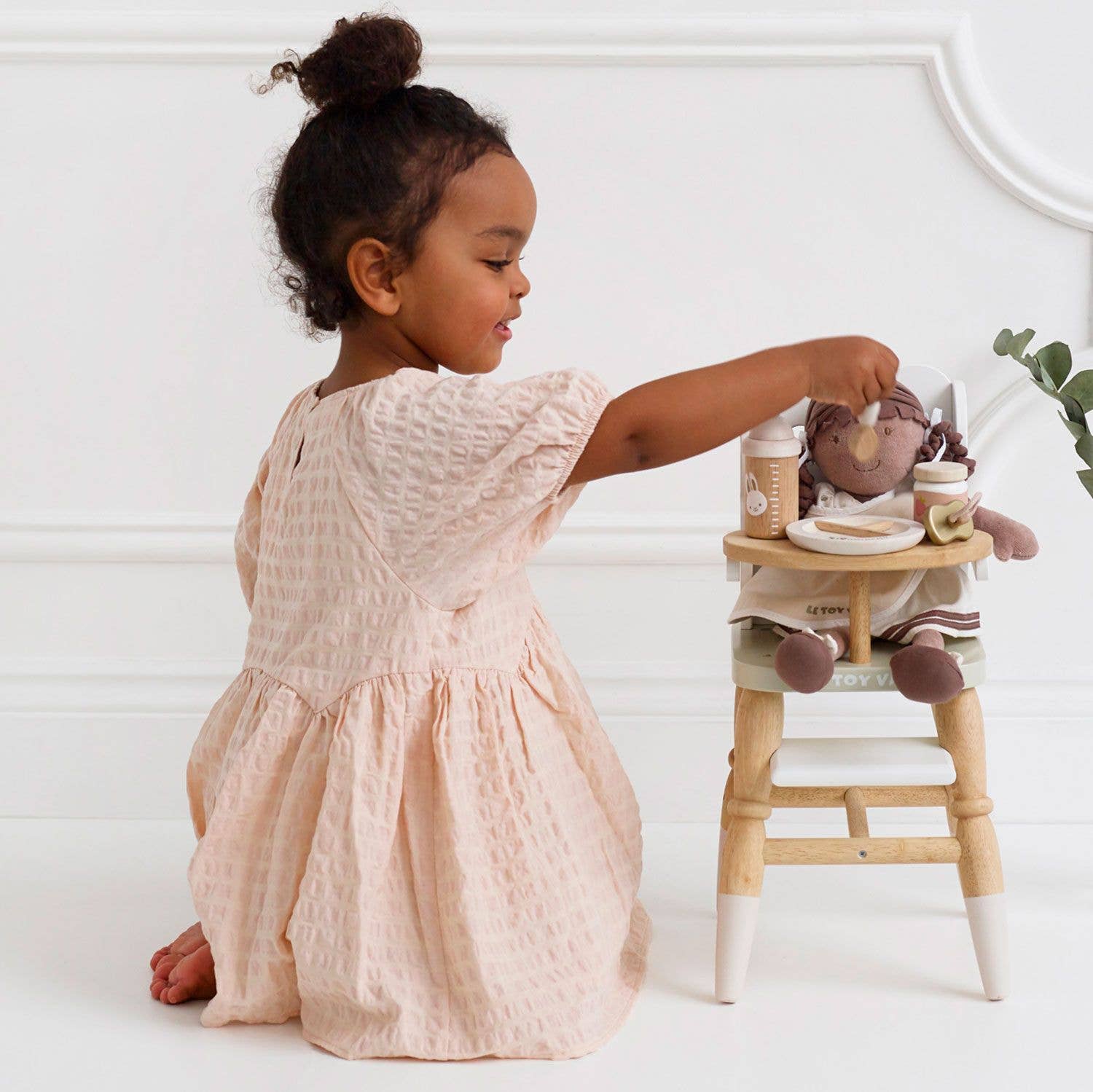 Chaise haute pour poupées - Jeu Montessori enfant  Le Toy Van Chaise haute pour poupées - Jeu Montessori enfant myplayground