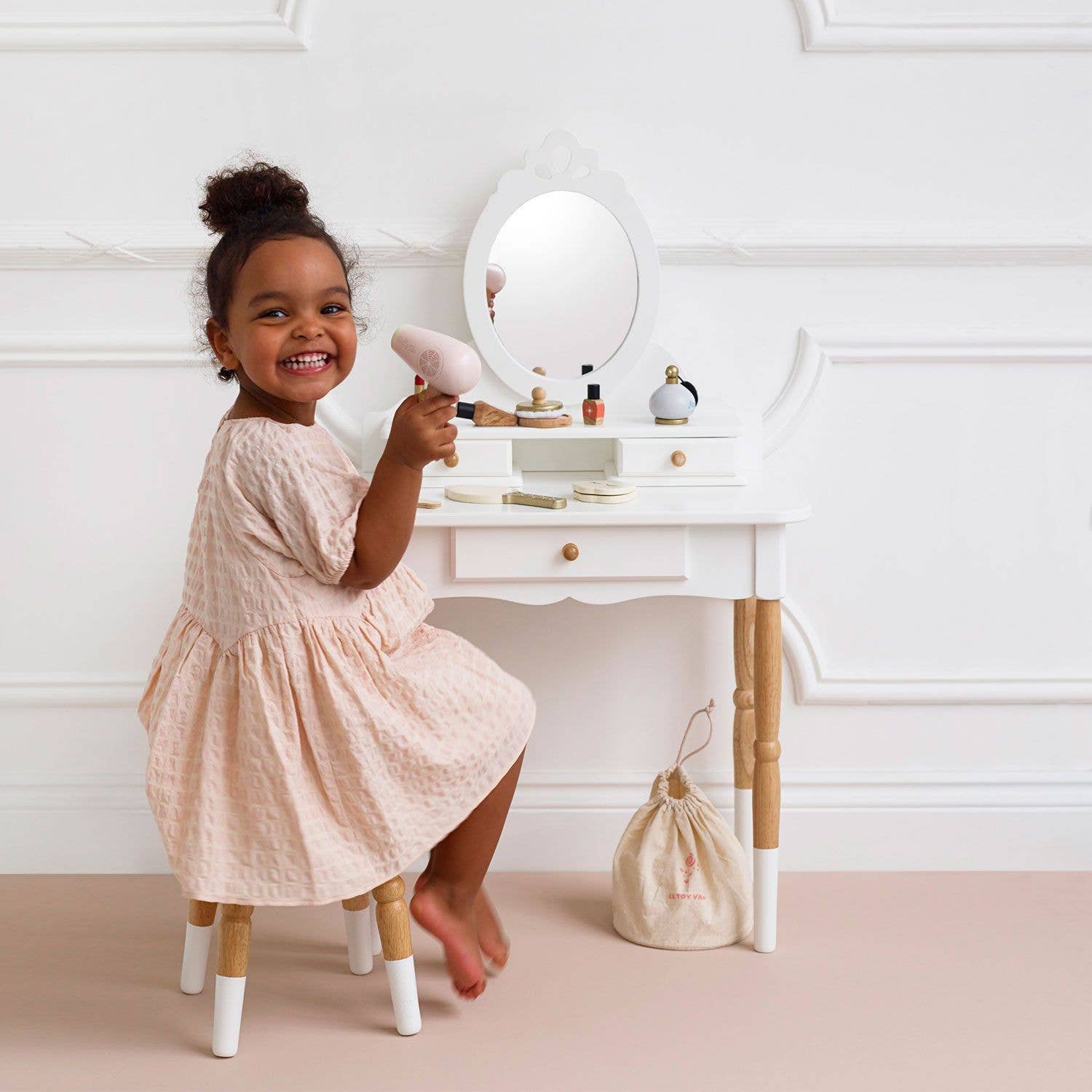 Table de toilette - Jeu Montessori enfant ( 3 ans et + )  Le Toy Van Table de toilette - Jeu Montessori enfant ( 3 ans et + ) myplayground