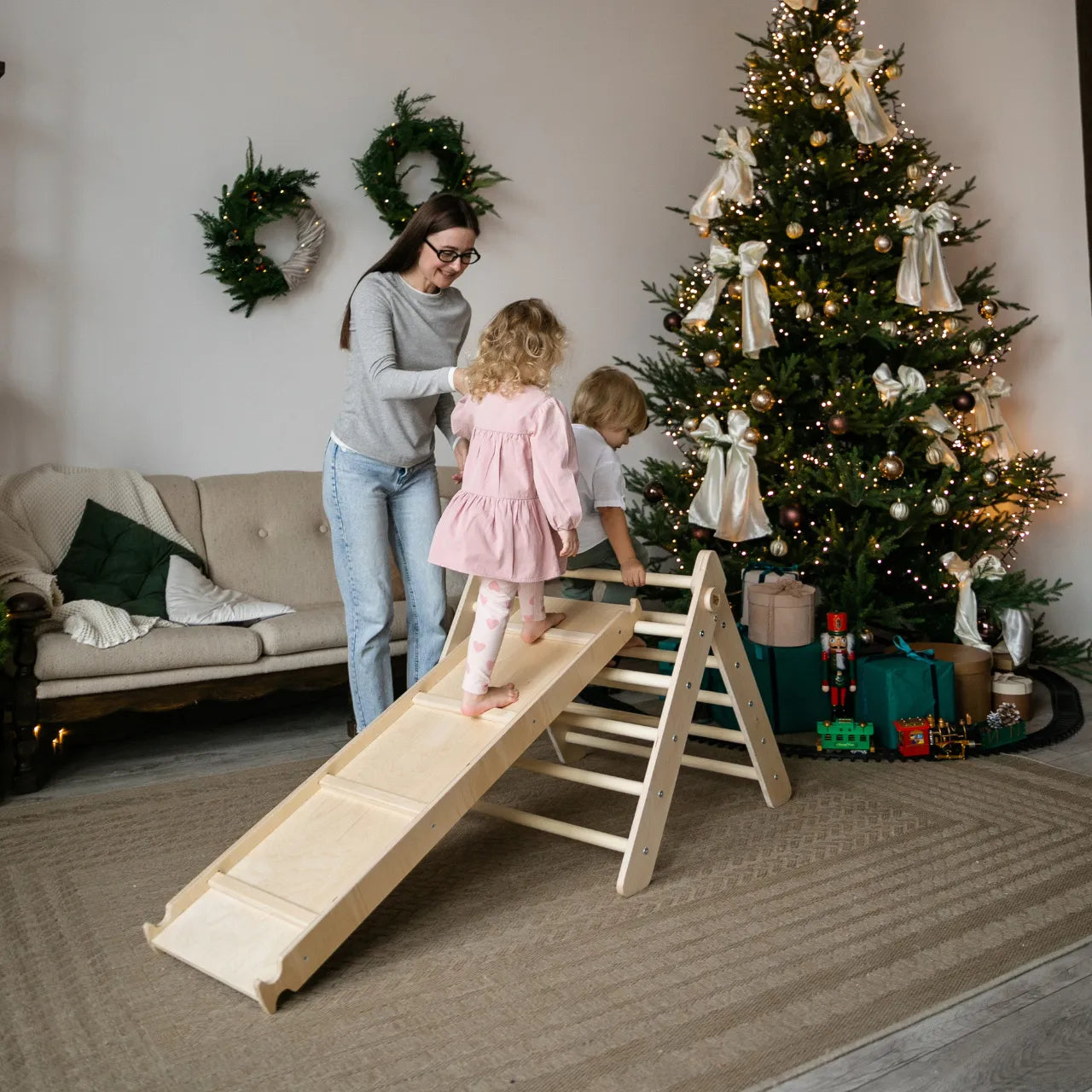 BusyKids - Ensemble (grand) Triangle Pikler + 2 planches à Double Face + Bascule d'Équilibre Nature - Bois Brut (non verni) - 12 à 18 mois  BusyKids BusyKids - Ensemble (grand) Triangle Pikler + 2 planches à Double Face + Bascule d'Équilibre Nature - Bois Brut (non verni) - 12 à 18 mois myplayground