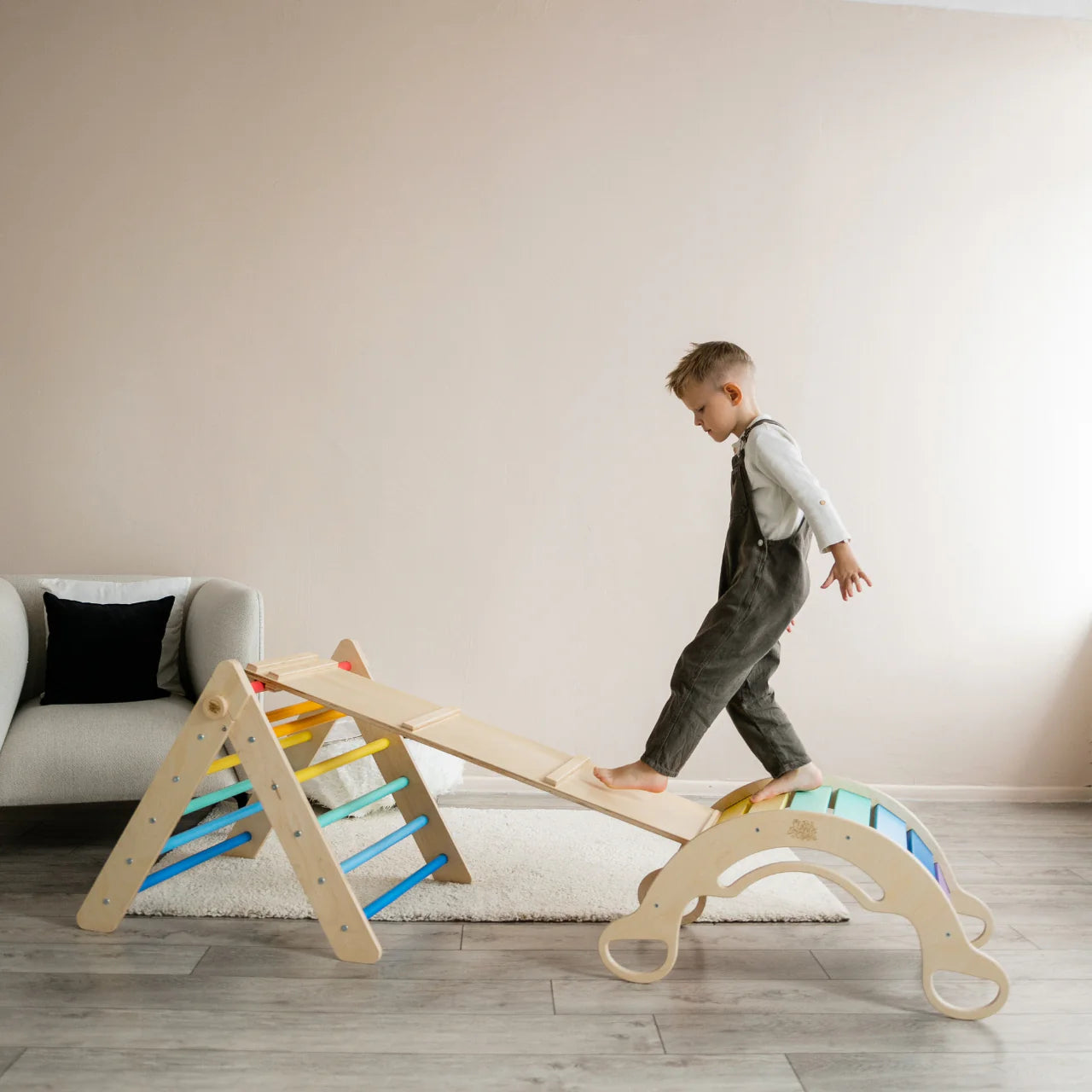 BusyKids - Ensemble Triangle Pikler + Planche à Double Face + Bascule d'Équilibre Couleur Arc-en-ciel - Bois Natura - 12 à 18 mois  BusyKids BusyKids - Ensemble Triangle Pikler + Planche à Double Face + Bascule d'Équilibre Couleur Arc-en-ciel - Bois Natura - 12 à 18 mois myplayground