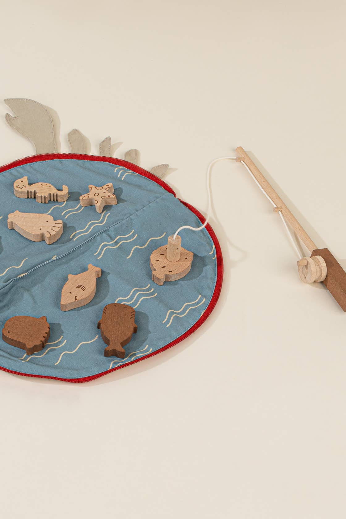 Jeu de pêche en bois avec sac  Coco Village Jeu de pêche en bois avec sac myplayground