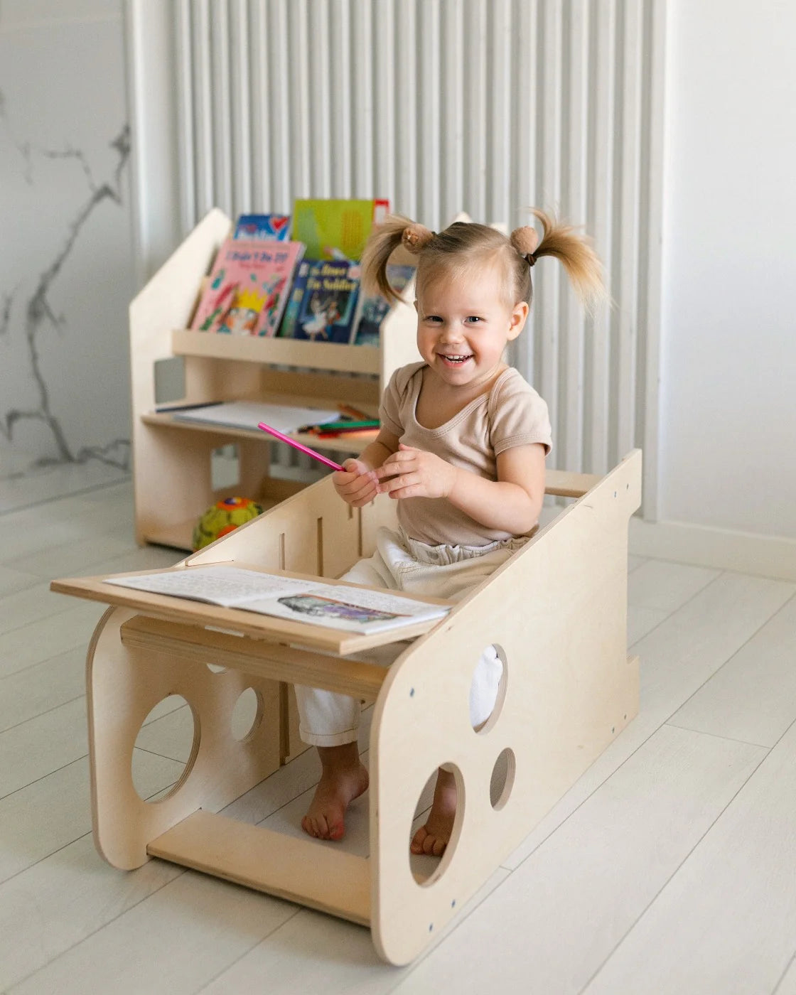 BusyKids - Tour Ajustable d'Apprentissage 3-en-1 - Bois Brut (non verni) - 18 à 24 mois  BusyKids BusyKids - Tour Ajustable d'Apprentissage 3-en-1 - Bois Brut (non verni) - 18 à 24 mois myplayground
