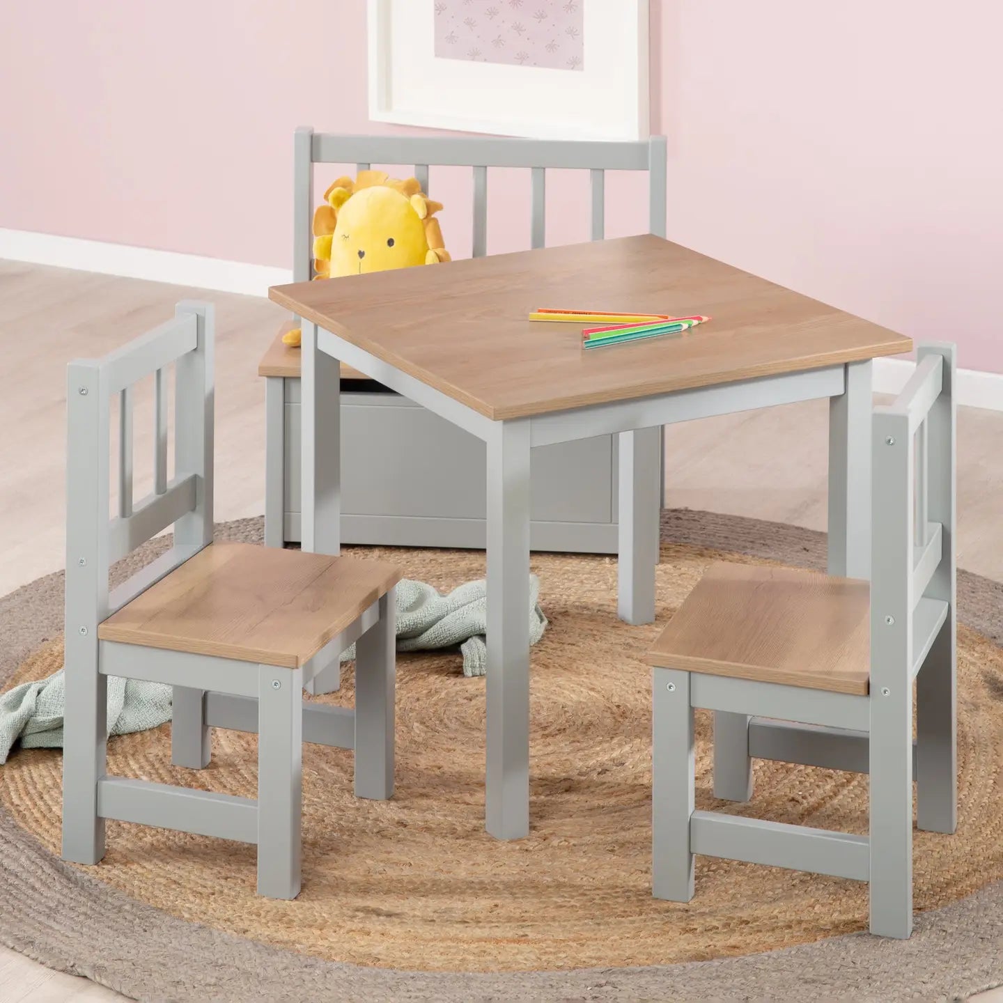 ROBA | Ensemble de sièges pour enfants en bois - 2 chaises et 1 table. Dès 18 mois.  ROBA ROBA | Ensemble de sièges pour enfants en bois - 2 chaises et 1 table. Dès 18 mois. myplayground