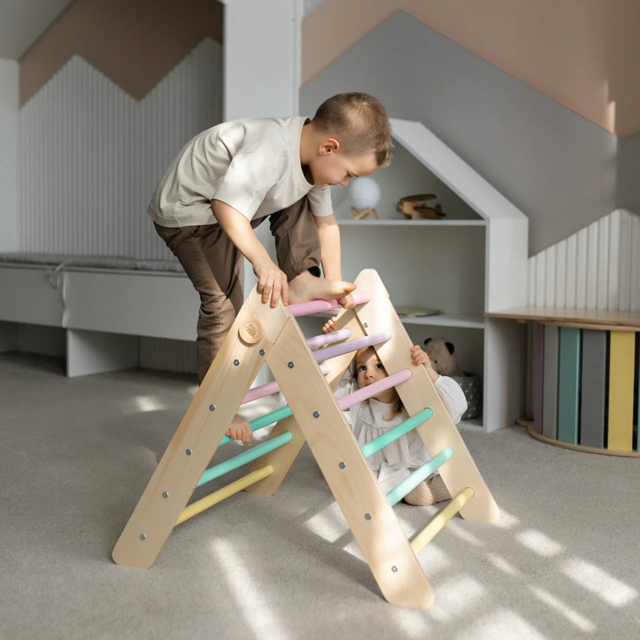 BusyKids - Triangle de Motricité Pikler Couleurs Pastel - Bois Natura - 12 à 18 mois  BusyKids BusyKids - Triangle de Motricité Pikler Couleurs Pastel - Bois Natura - 12 à 18 mois myplayground