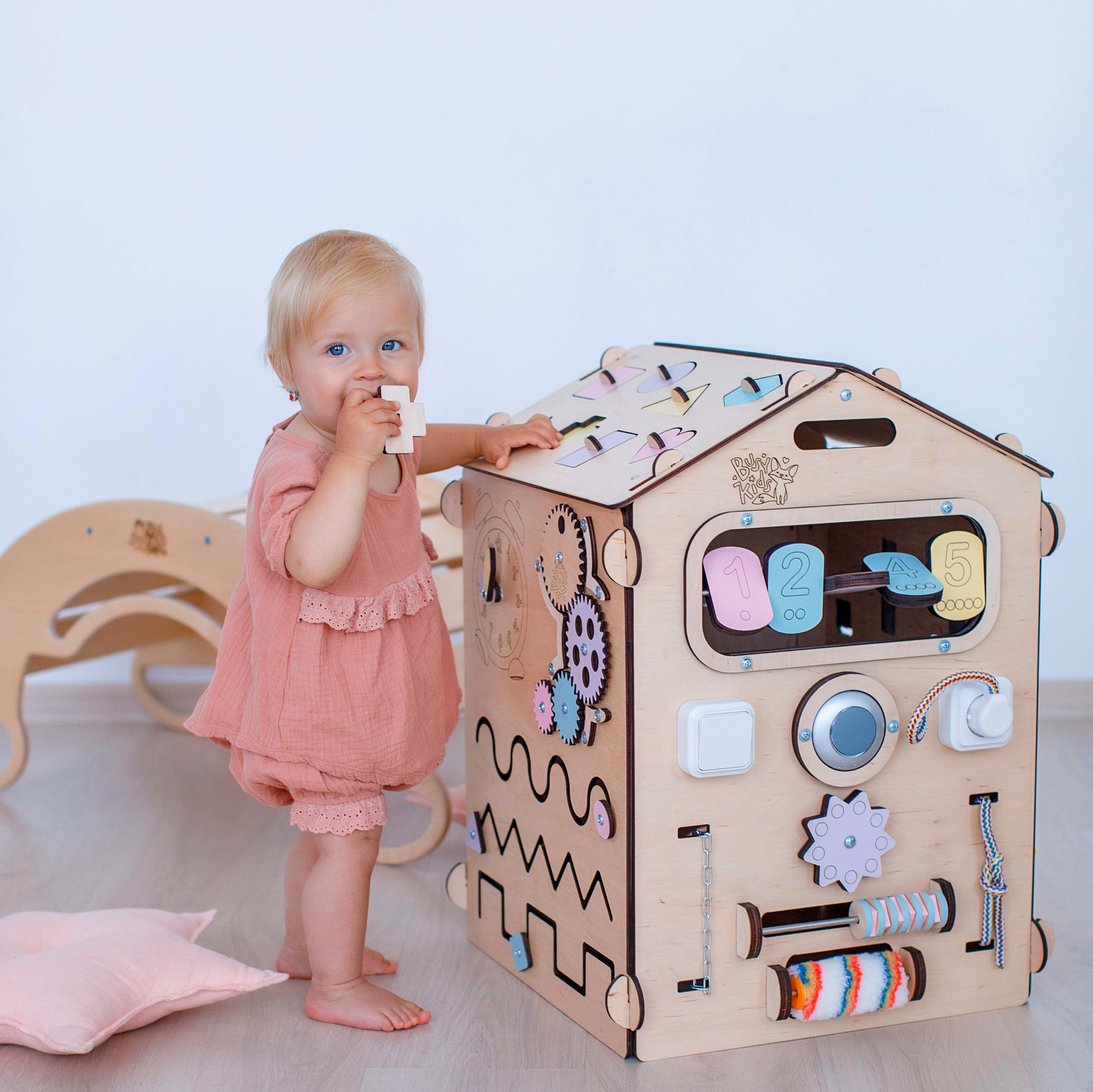 BusyKids - Maisonnette Éducative Couleurs Pastel Édition Limitée - Bois Natura - 12 à 18 mois  BusyKids BusyKids - Maisonnette Éducative Couleurs Pastel Édition Limitée - Bois Natura - 12 à 18 mois myplayground
