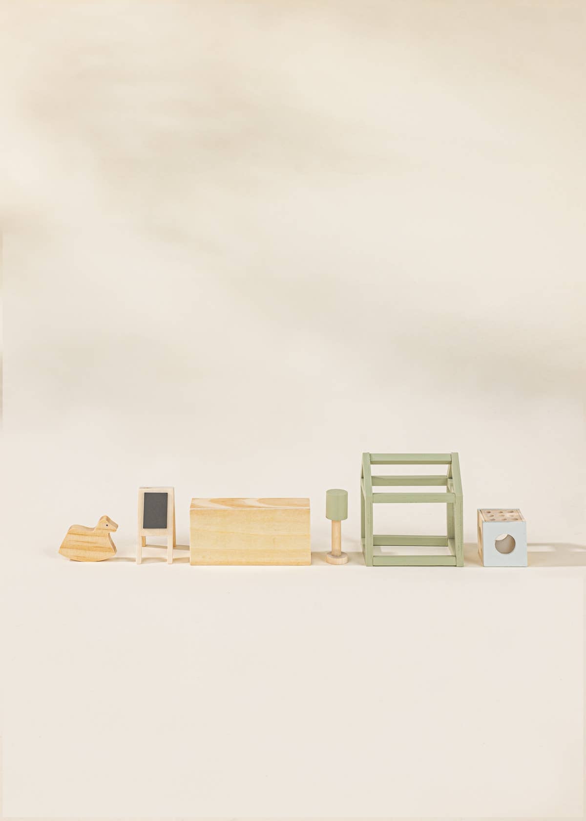 Meubles et accessoires de chambre d'enfant en bois pour maison de poupée (7 pièces)  Coco Village Meubles et accessoires de chambre d'enfant en bois pour maison de poupée (7 pièces) myplayground