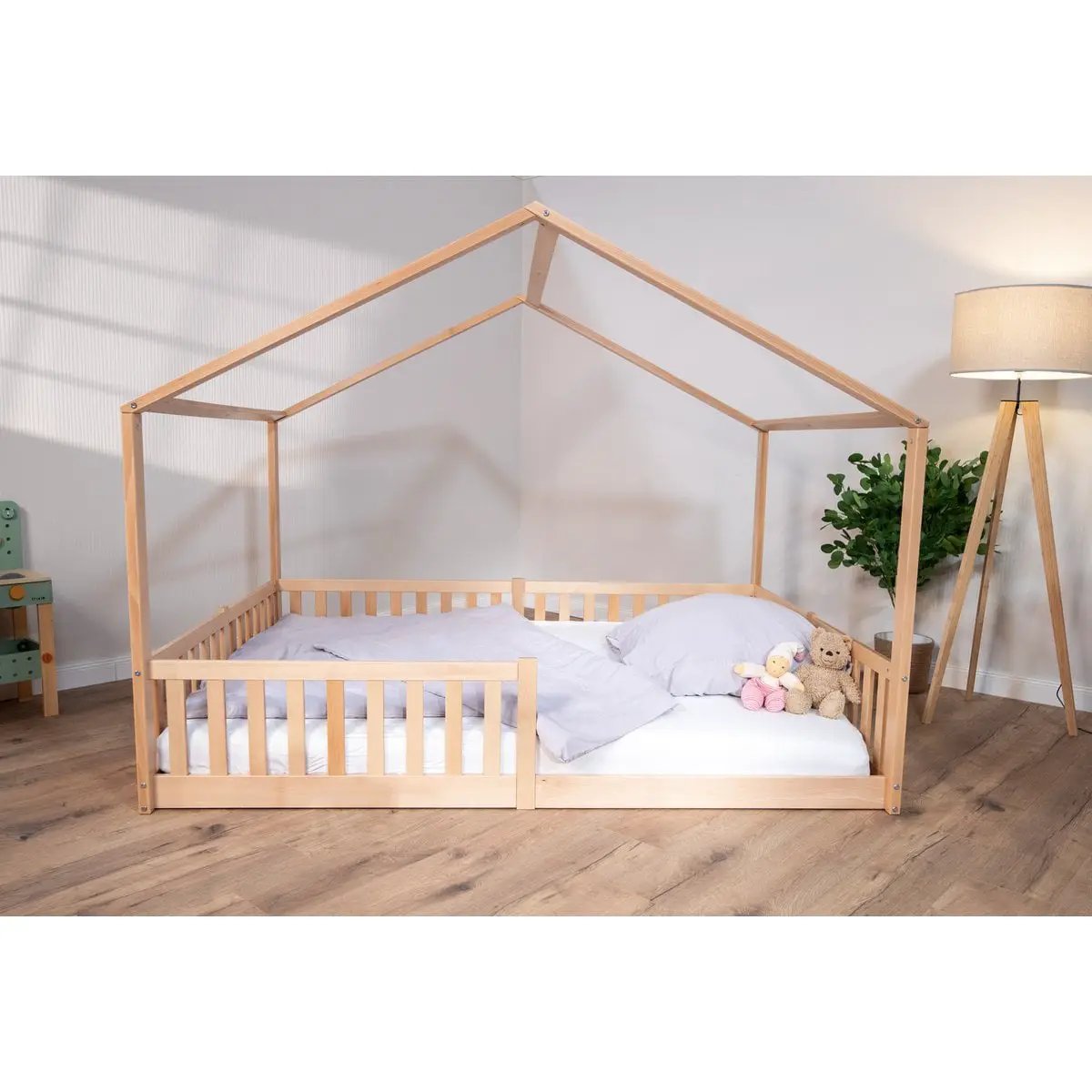 Lit cabane au sol Enno 90x200 cm, hêtre naturel – tiSsi – vue 3