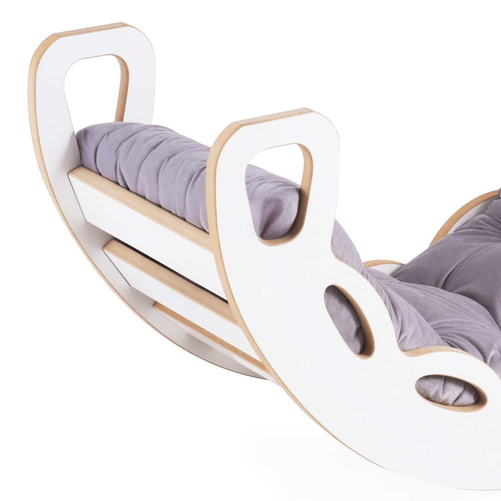 Bascule 4-en-1 avec mur d'escalade/toboggan et coussin en velours gris - Bois blanc - PLUSH NEST  Misioo Bascule 4-en-1 avec Toboggan & Coussin Gris - PLUSH NEST myplayground
