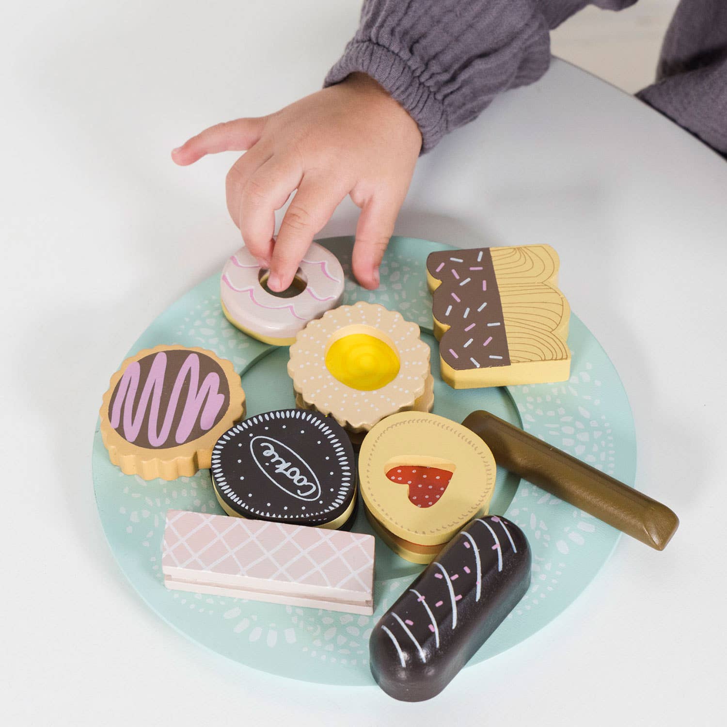 Set de biscuits et assiette - Jeu sensoriel enfant ( 2 ans et + )  Le Toy Van Set de biscuits et assiette - Jeu sensoriel enfant ( 2 ans et + ) myplayground