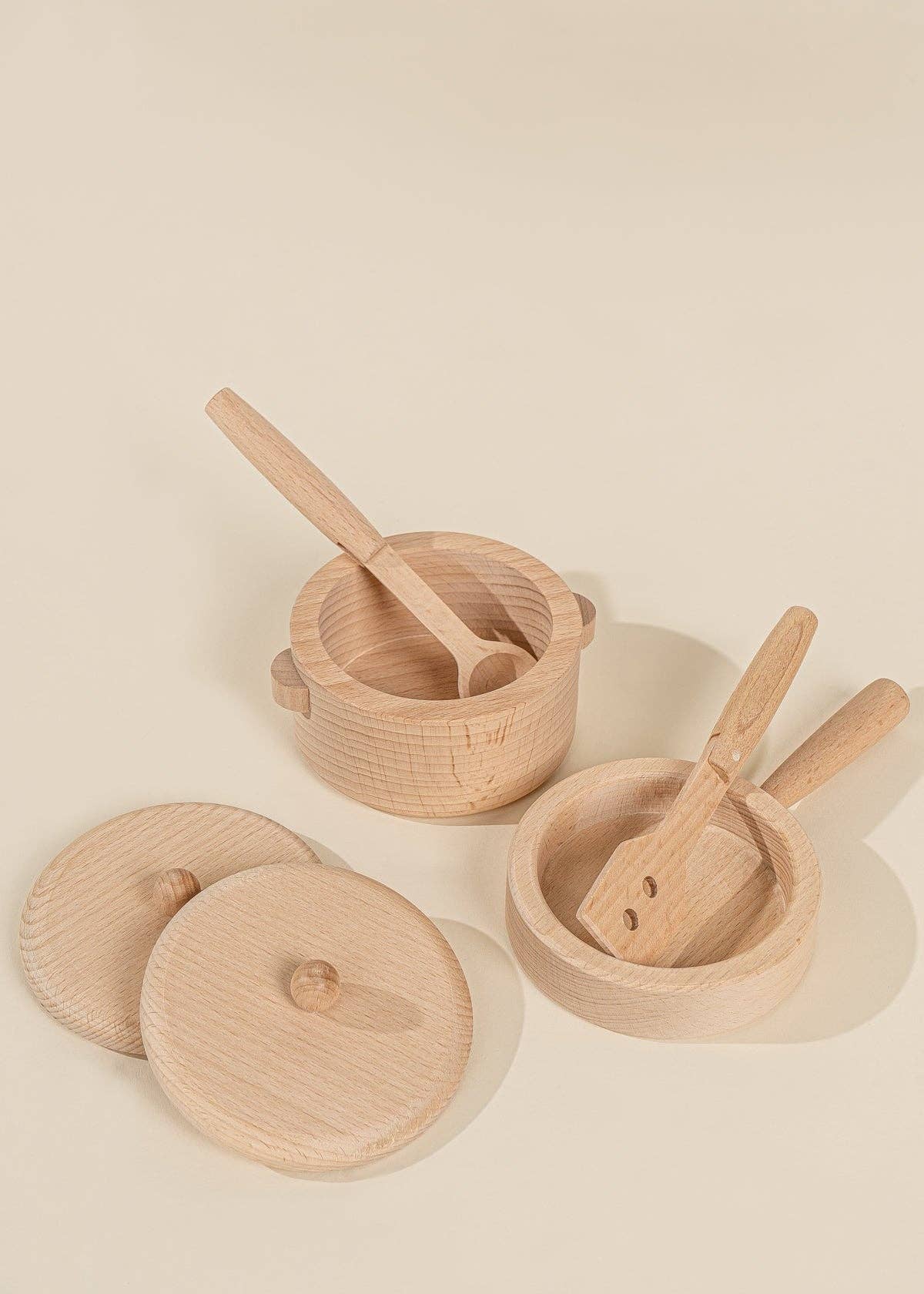 Ensemble de jeu de casseroles et poêles en bois (6 pièces)  Coco Village Ensemble de jeu de casseroles et poêles en bois (6 pièces) myplayground