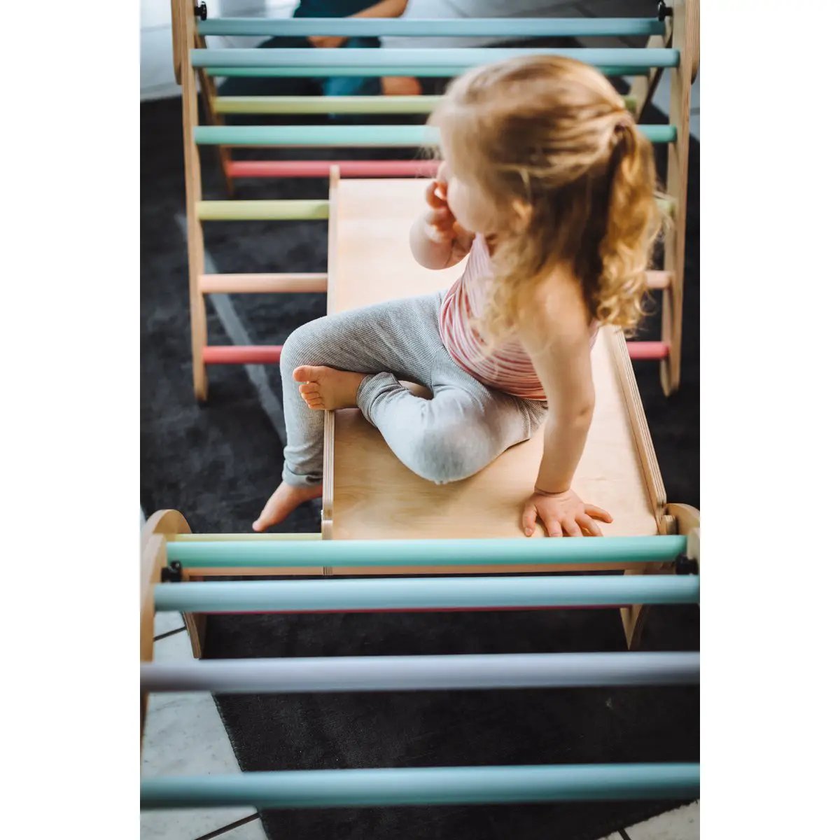 Set d'escalade : triangle de Pikler, toboggan et arche – tiSsi – vue 5