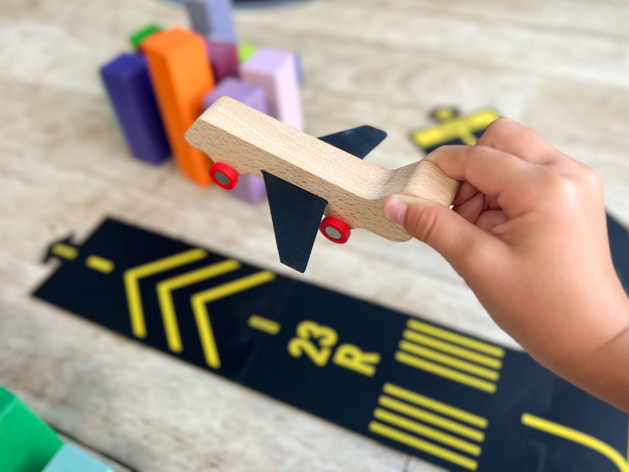 Runway - Kit aéroportuaire flexible  Waytoplay Toys - The Netherlands Runway - Kit aéroportuaire flexible myplayground