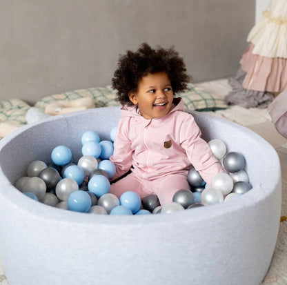 PLUSH NEST - Misioo - Piscine à balles, gris clair, ronde, coton, 90x30, 200 boules : bleu clair, argent, perle