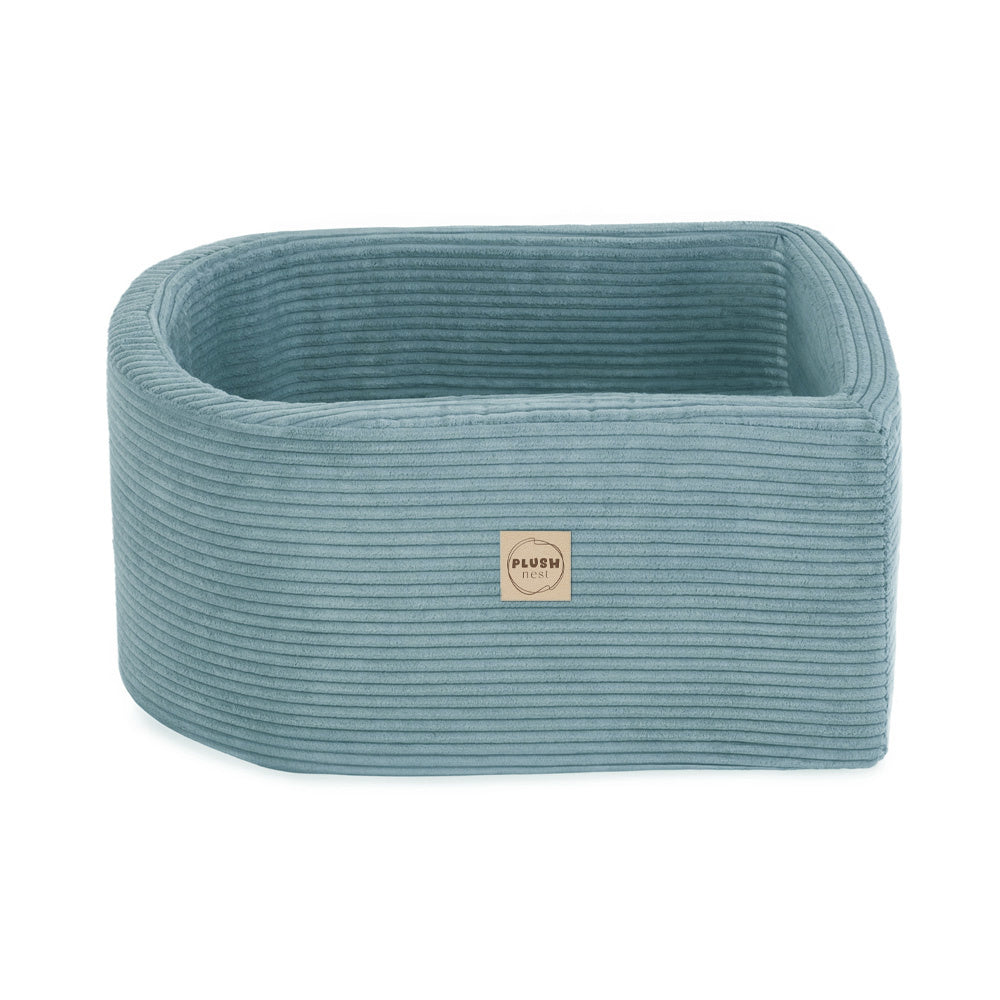 Petit panier en tissu velours côtelé assorti, doux et pratique, où ranger les jouets préférés pour garder le royaume de jeu bien ordonné.