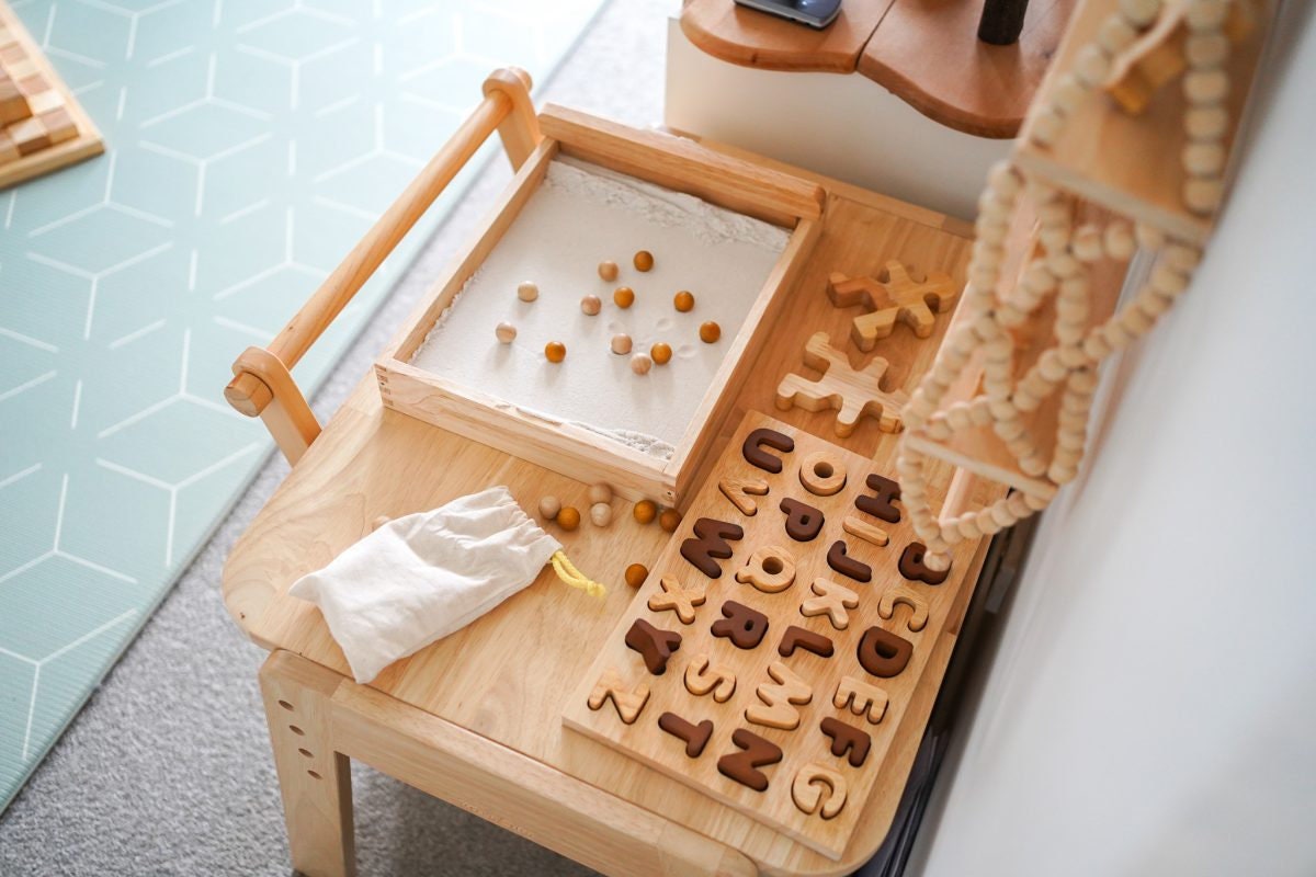 Puzzle de lettres majuscules naturelles  QToys USA Puzzle de lettres majuscules naturelles myplayground