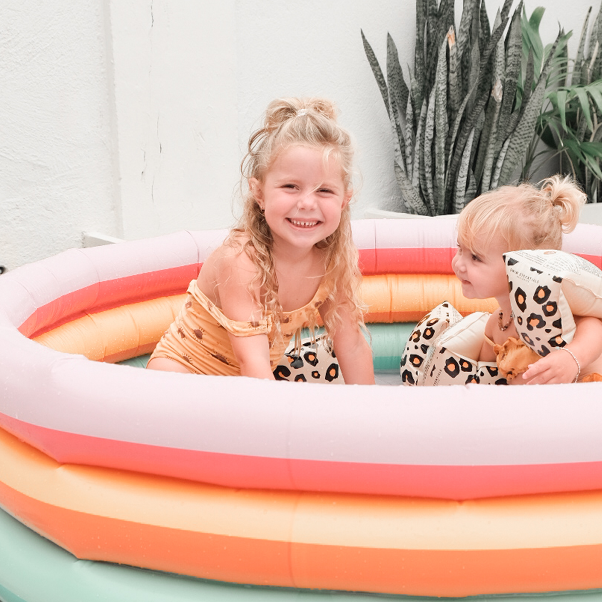 Piscine arc-en-ciel 150cm - Swim Essentials  Swim Essentials Piscine arc-en-ciel 150cm - Swim Essentials myplayground