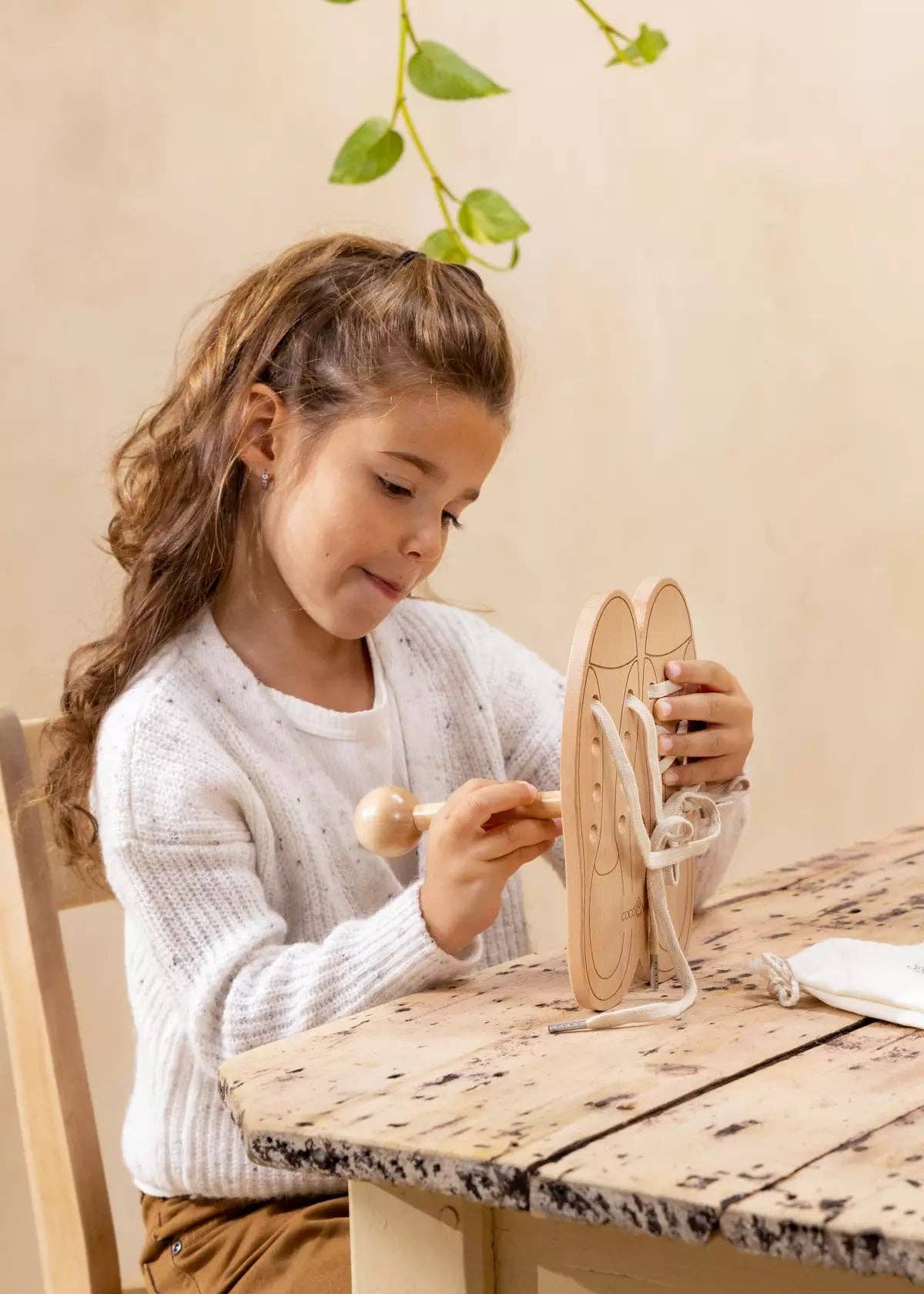 Jeu de laçage en bois  Coco Village Jeu de laçage en bois myplayground