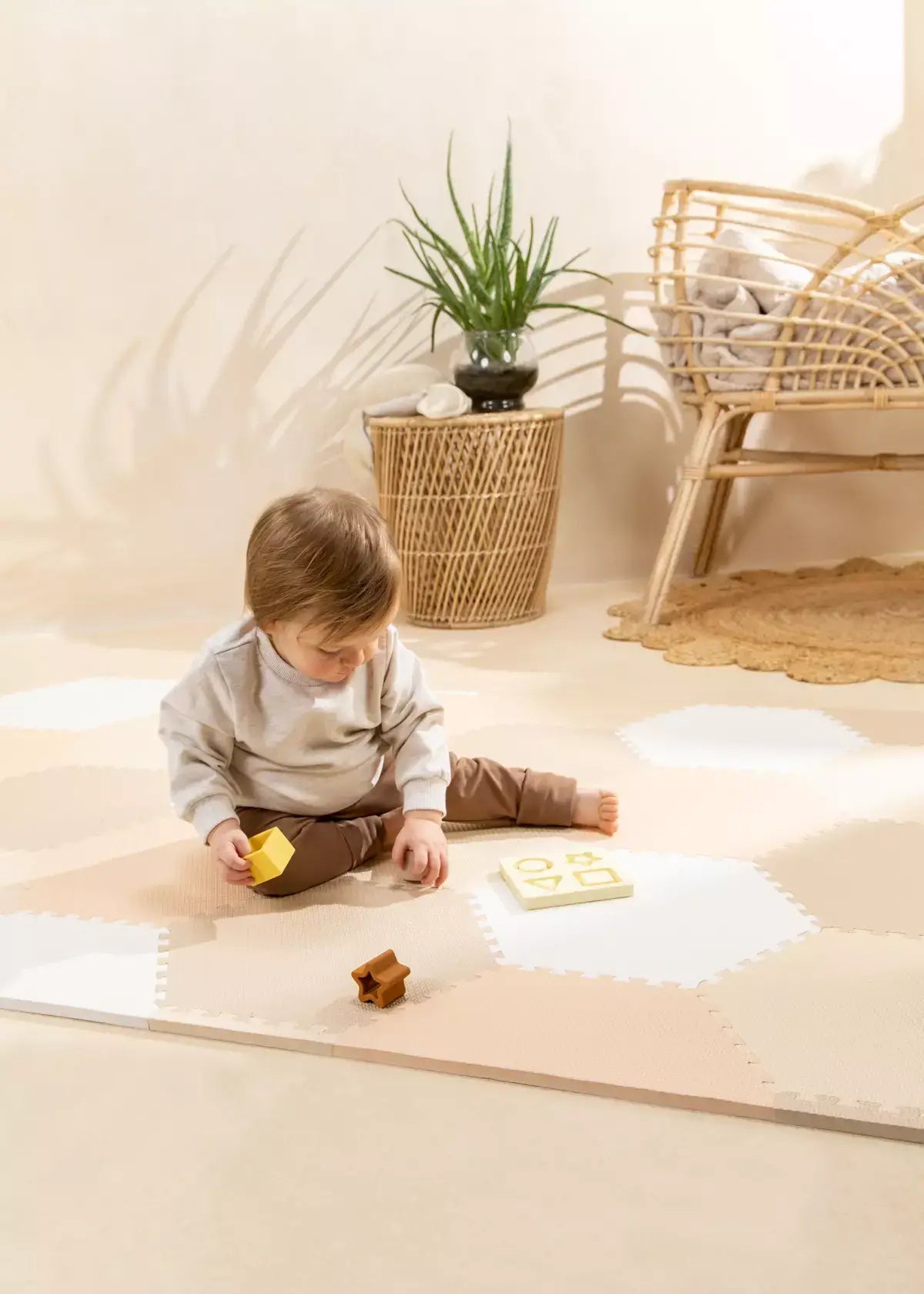Tapis de jeu hexagonal - Beige  Coco Village Tapis de jeu hexagonal - Beige myplayground