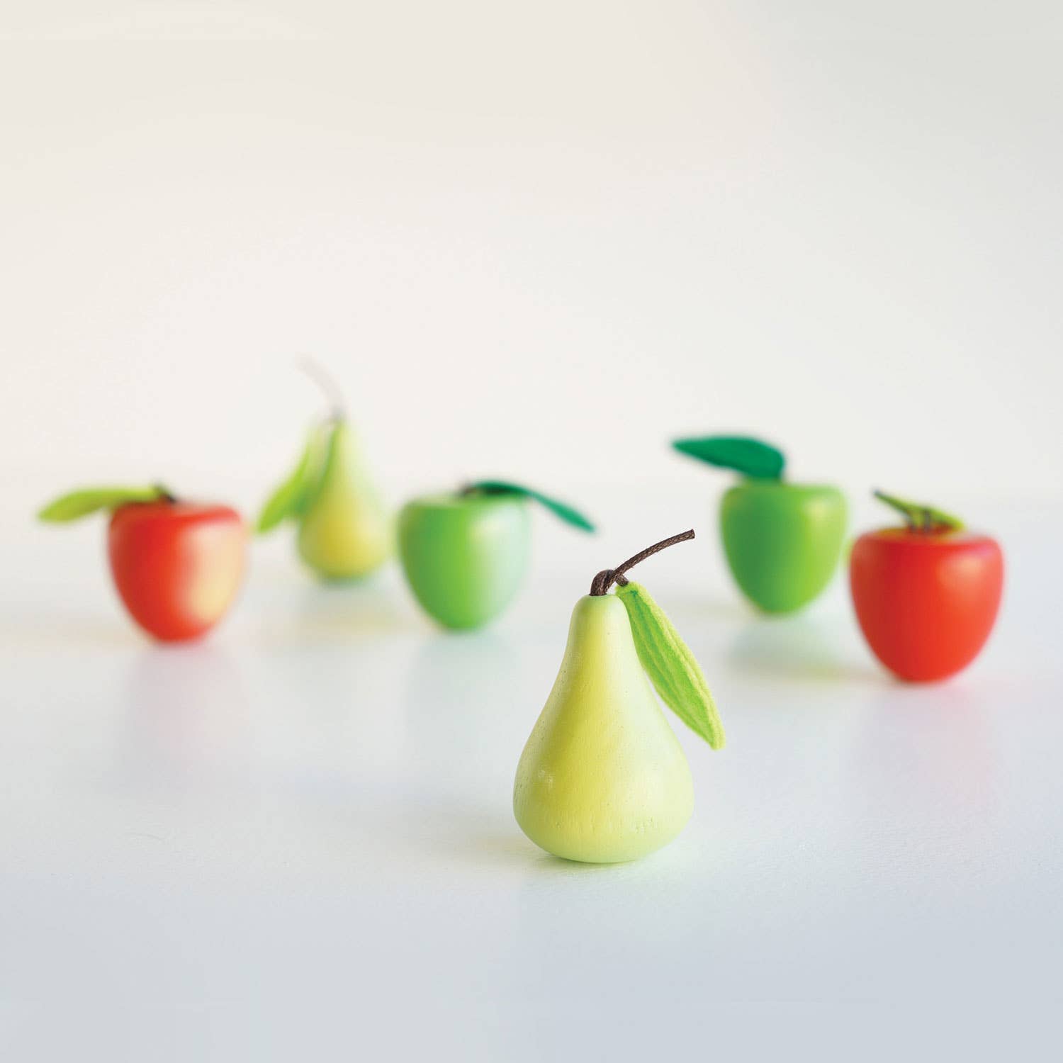 Boîte de marché aux pommes et aux poires - Jeu educatif pour enfants  Le Toy Van Boîte de marché aux pommes et aux poires - Jeu educatif pour enfants myplayground
