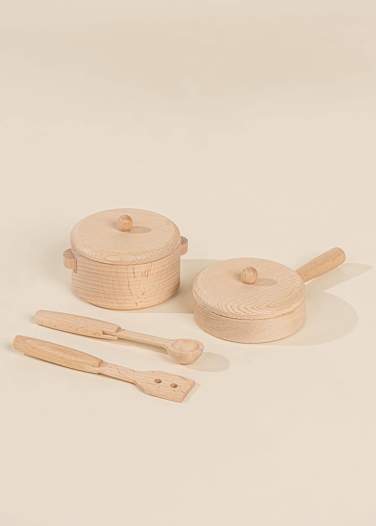 Ensemble de jeu de casseroles et poêles en bois (6 pièces)  Coco Village Ensemble de jeu de casseroles et poêles en bois (6 pièces) myplayground