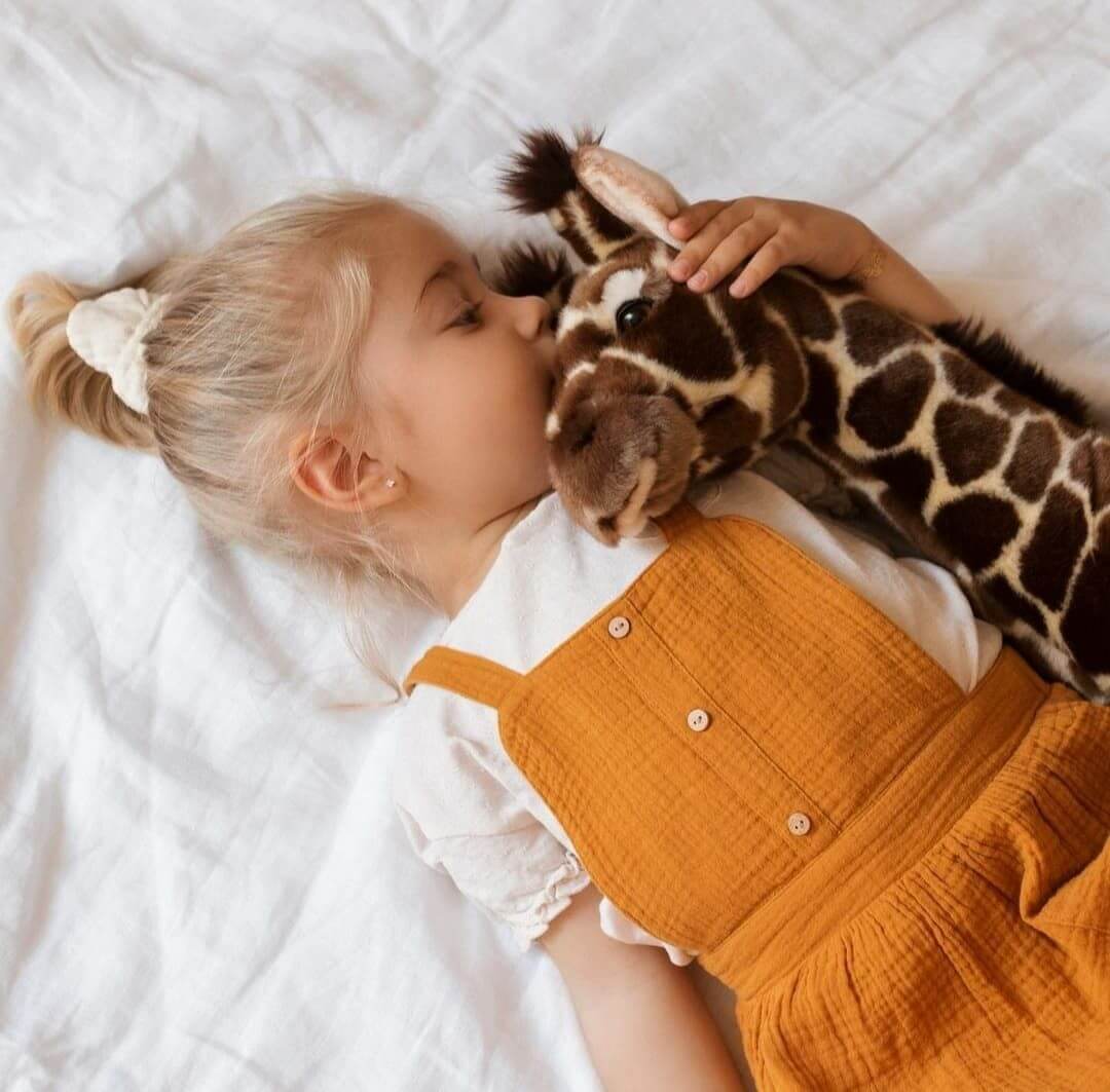 Ma peluche Girafe Zoé - La Pelucherie  LA PELUCHERIE Ma peluche Girafe Zoé - La Pelucherie myplayground