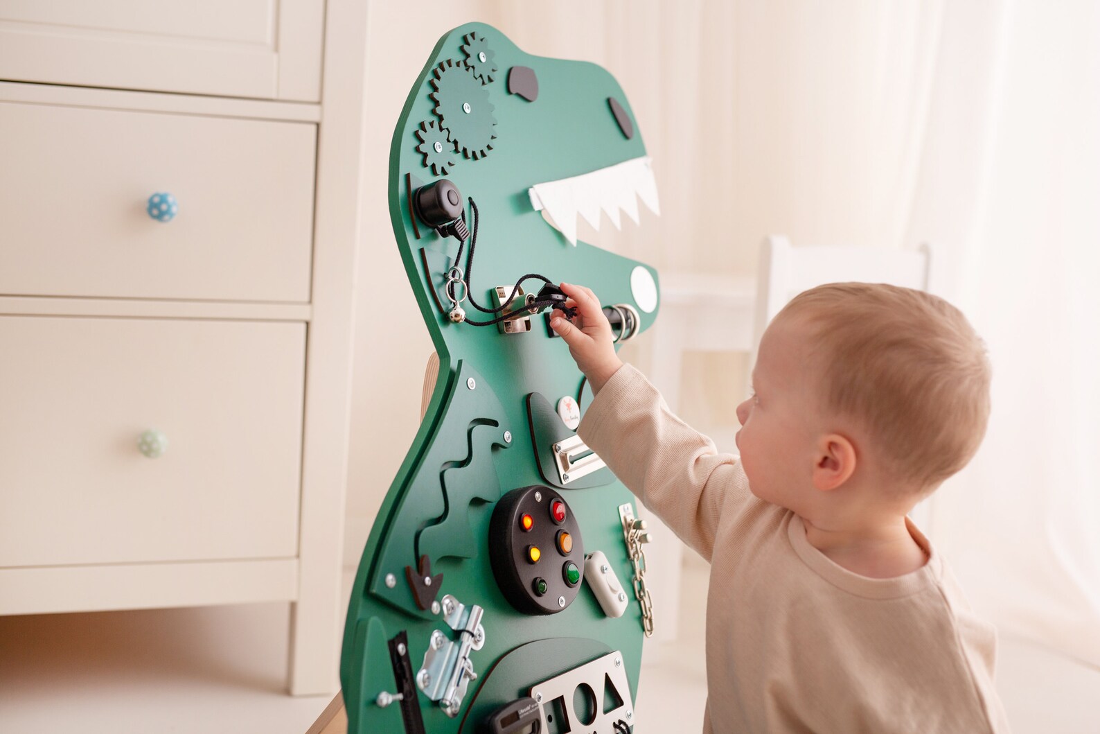 Kosma dinosaure Busy Board - Planche sensorielle - Jeu de motricite fine ( 3 ans et + )  FoxyFamily Kosma dinosaure Busy Board - Planche sensorielle - Jeu de motricite fine ( 3 ans et + ) myplayground