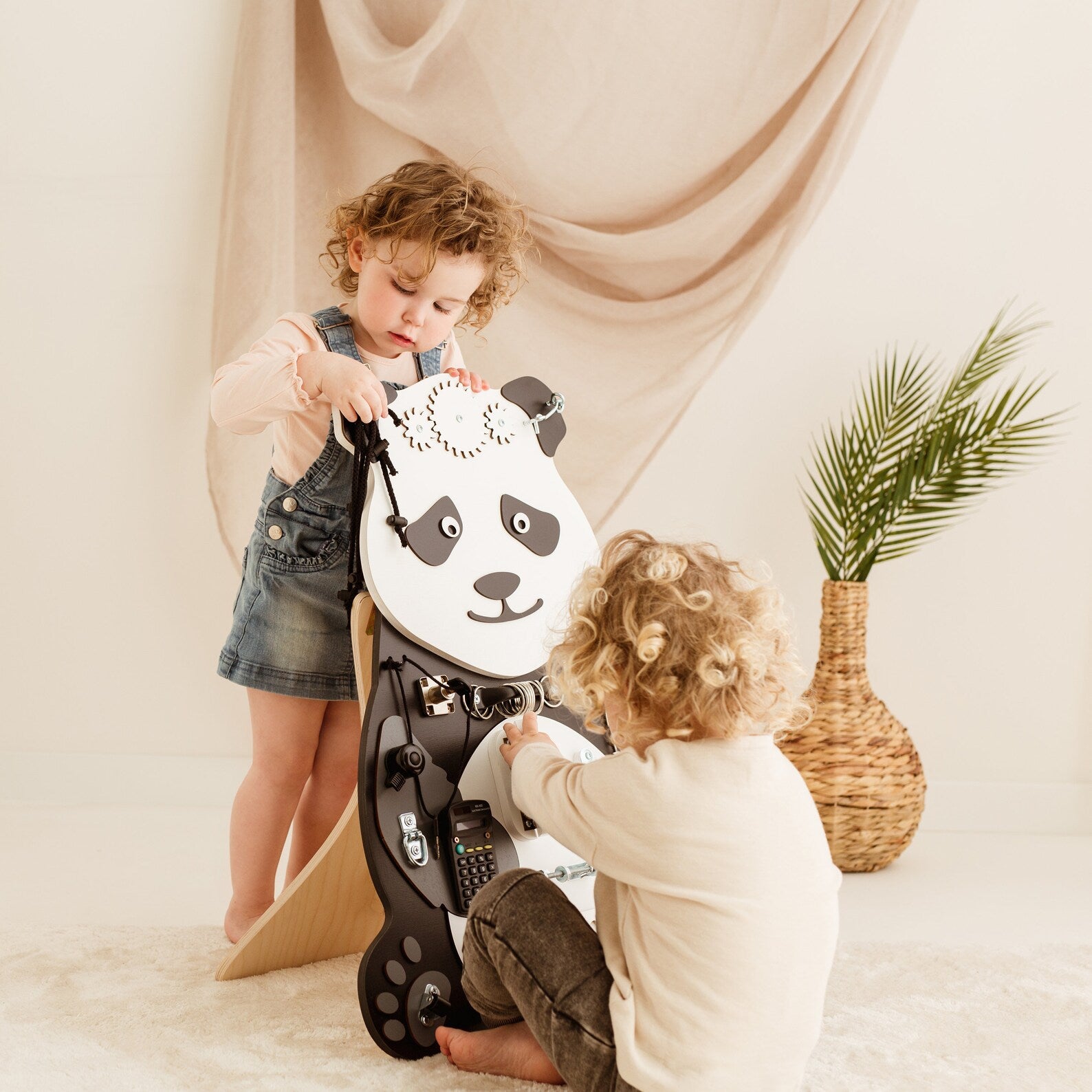 Panda Busy Board  - Planche sensorielle - Jeu de motricite fine pour enfant (3 ans et +)  FoxyFamily Panda Busy Board  - Planche sensorielle - Jeu de motricite fine pour enfant (3 ans et +) myplayground