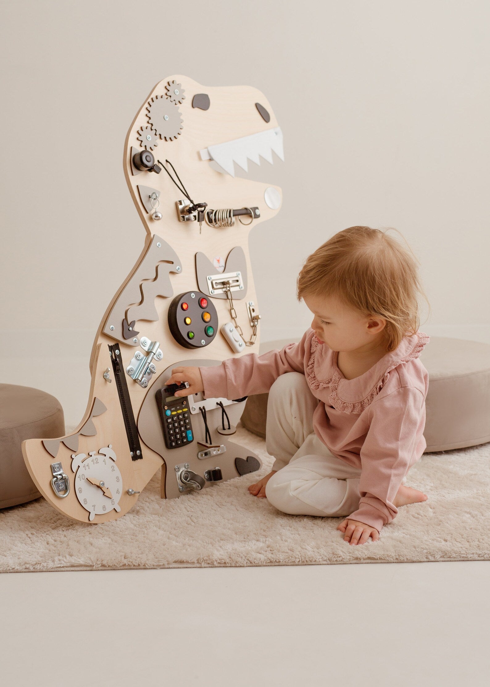 Tirex Kosma busy Board  - Planche sensorielle - Jeu de motricite fine pour enfant (3 ans et +)  FoxyFamily Tirex Kosma busy Board  - Planche sensorielle - Jeu de motricite fine pour enfant (3 ans et +) myplayground