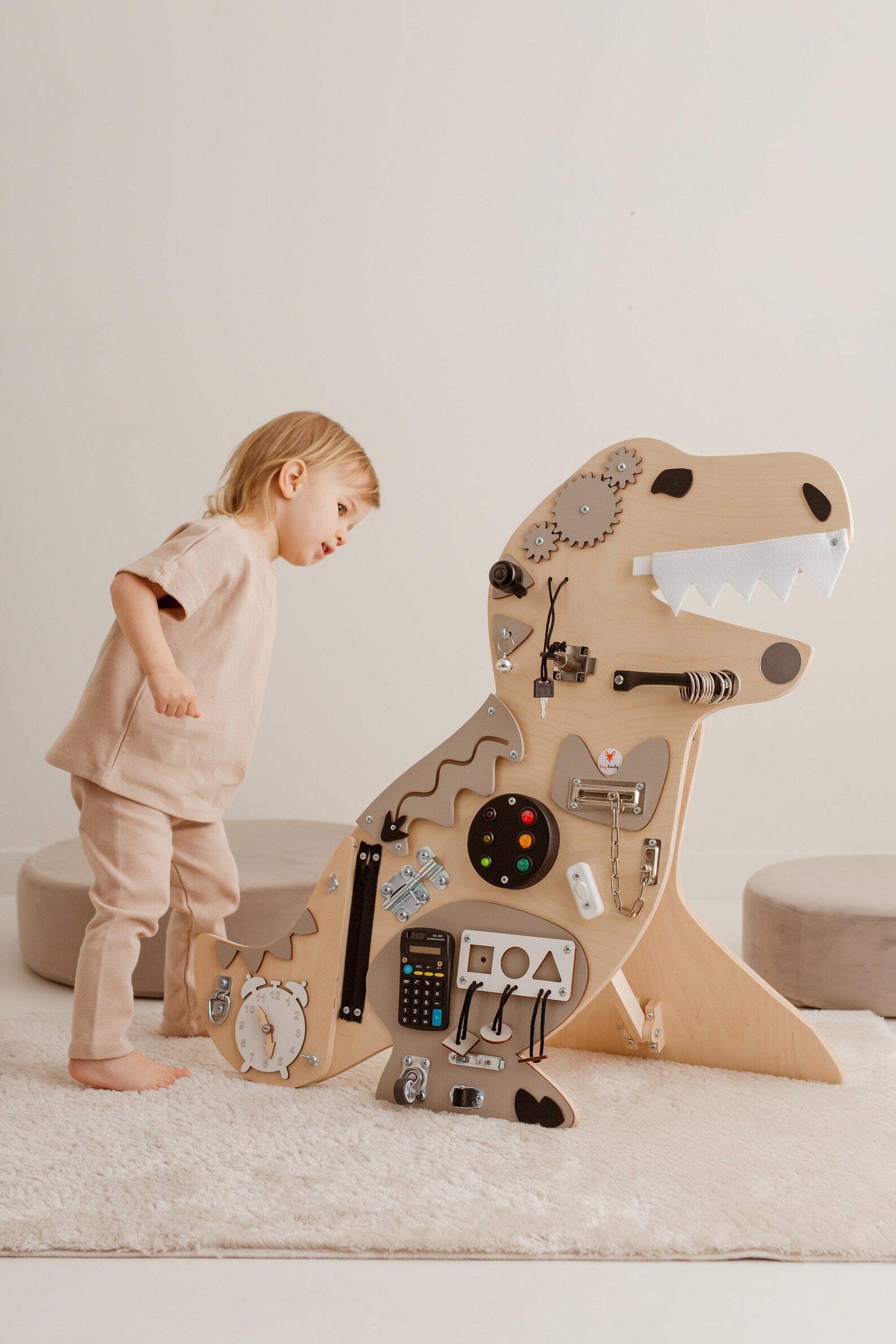 Tirex Kosma busy Board  - Planche sensorielle - Jeu de motricite fine pour enfant (3 ans et +)  FoxyFamily Tirex Kosma busy Board  - Planche sensorielle - Jeu de motricite fine pour enfant (3 ans et +) myplayground