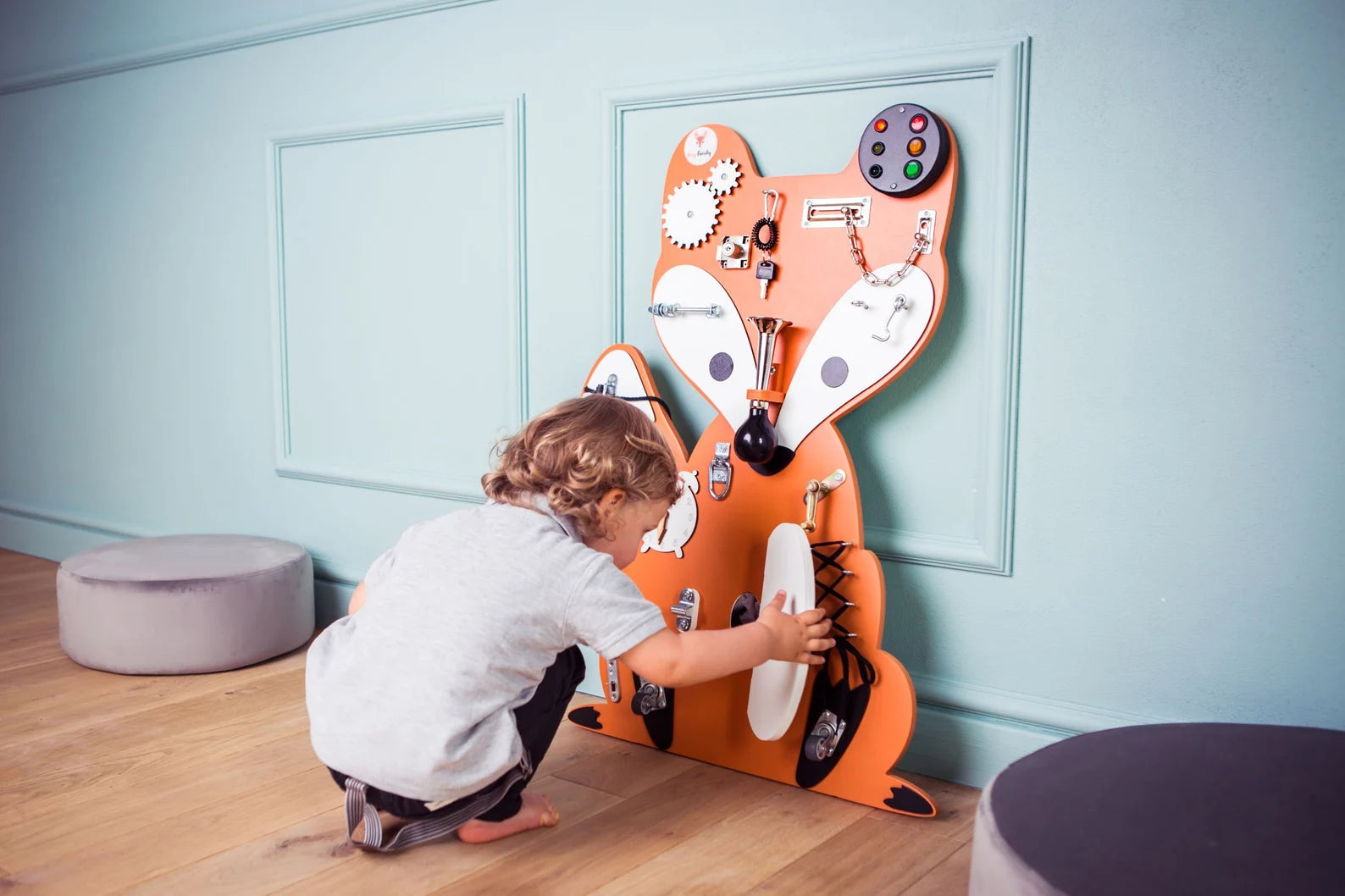Hubbie the Dreamer Busy Board Fox  - Planche sensorielle - Jeu de motricite fine pour enfant (3 ans et +)  FoxyFamily Hubbie the Dreamer Busy Board Fox  - Planche sensorielle - Jeu de motricite fine pour enfant (3 ans et +) myplayground