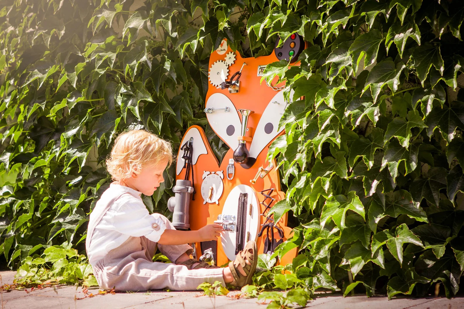 Hubbie the Dreamer Busy Board Fox  - Planche sensorielle - Jeu de motricite fine pour enfant (3 ans et +)  FoxyFamily Hubbie the Dreamer Busy Board Fox  - Planche sensorielle - Jeu de motricite fine pour enfant (3 ans et +) myplayground