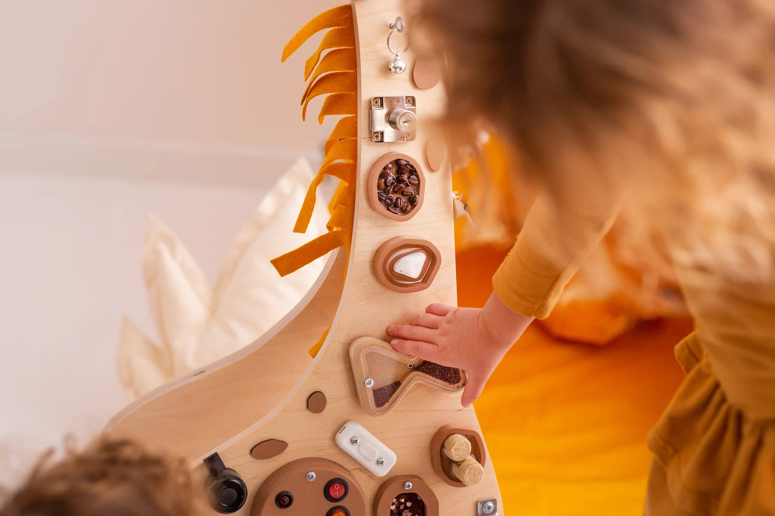 Girafe busy Board - Planche sensorielle - Jeu de motricite fine pour enfant ( 3 ans et + )  FoxyFamily Girafe busy Board - Planche sensorielle - Jeu de motricite fine pour enfant ( 3 ans et + ) myplayground