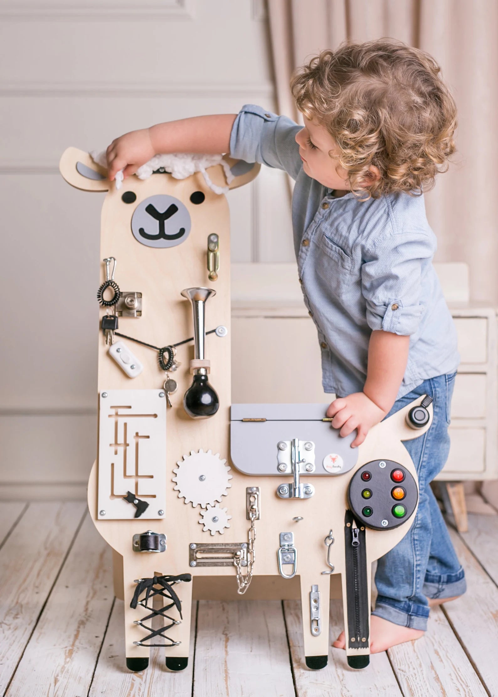 Lama busy Board - Planche sensorielle - Jeu de motricite fine pour enfant ( 3 ans et + )  FoxyFamily Lama busy Board - Planche sensorielle - Jeu de motricite fine pour enfant ( 3 ans et + ) myplayground