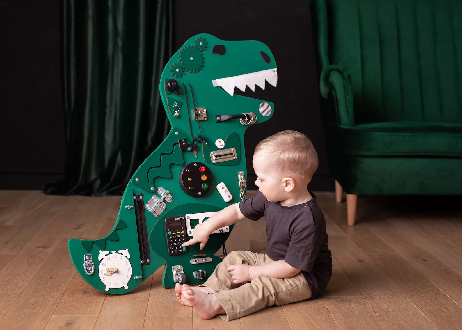 Kosma dinosaure Busy Board - Planche sensorielle - Jeu de motricite fine ( 3 ans et + )  FoxyFamily Kosma dinosaure Busy Board - Planche sensorielle - Jeu de motricite fine ( 3 ans et + ) myplayground