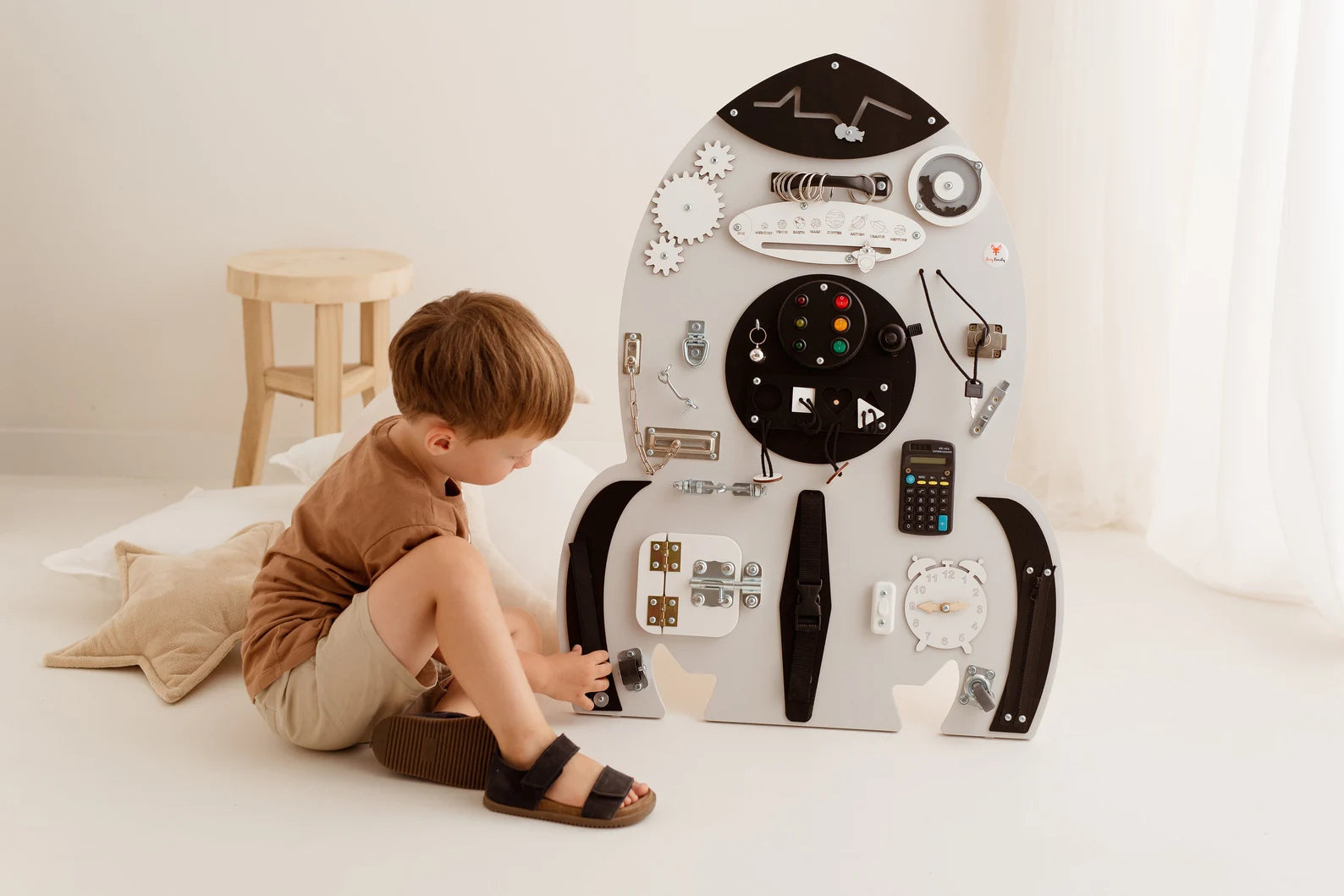 Space rocket Busy board - Planche sensorielle - Jeu de motricite fine pour enfant (3 ans et +)  FoxyFamily Space rocket Busy board - Planche sensorielle - Jeu de motricite fine pour enfant (3 ans et +) myplayground