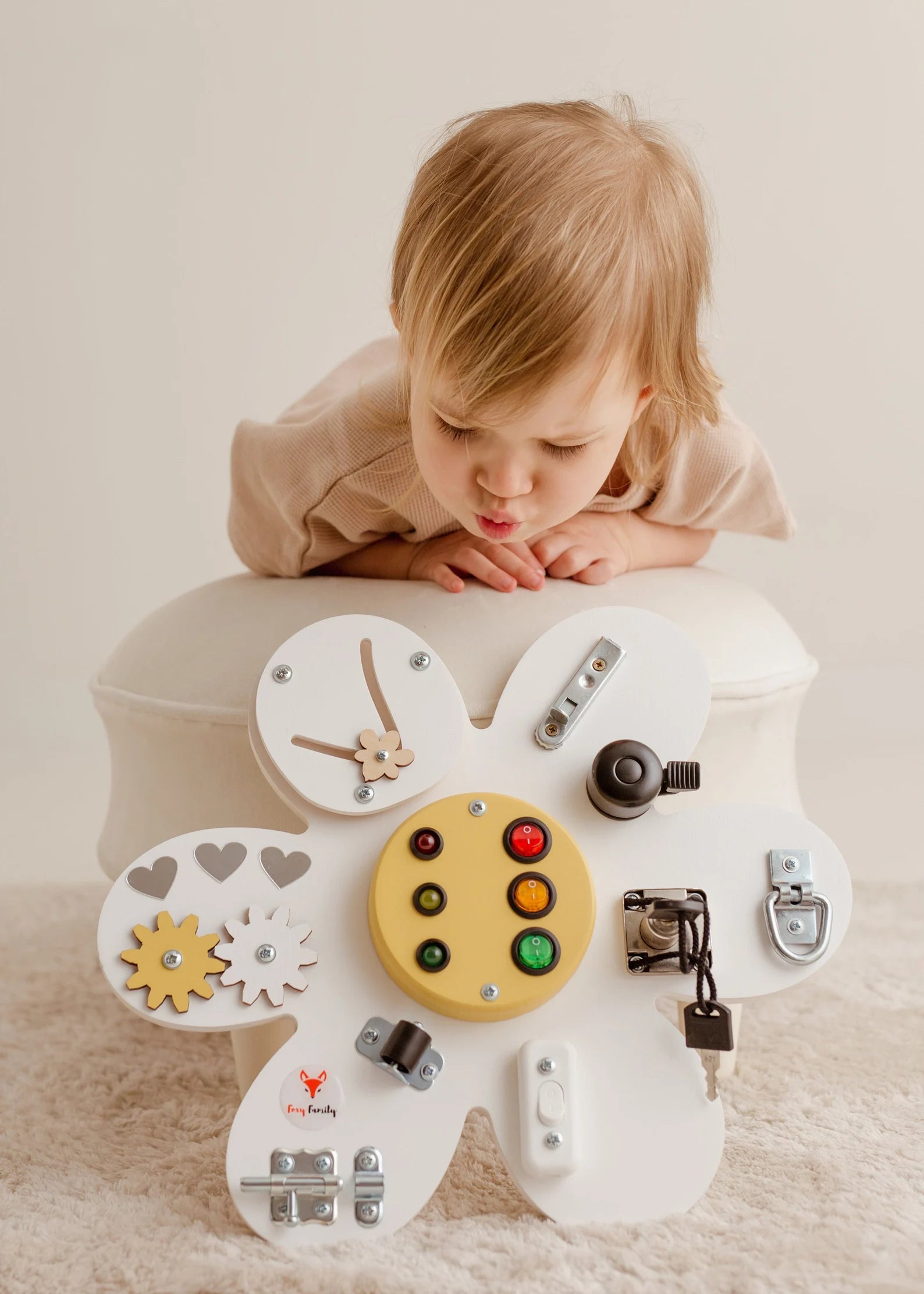 Fleur DAISY Busy board - Planche sensorielle - Jeu de motricite fine pour enfant (3 ans et +)  FoxyFamily Fleur DAISY Busy board - Planche sensorielle - Jeu de motricite fine pour enfant (3 ans et +) myplayground
