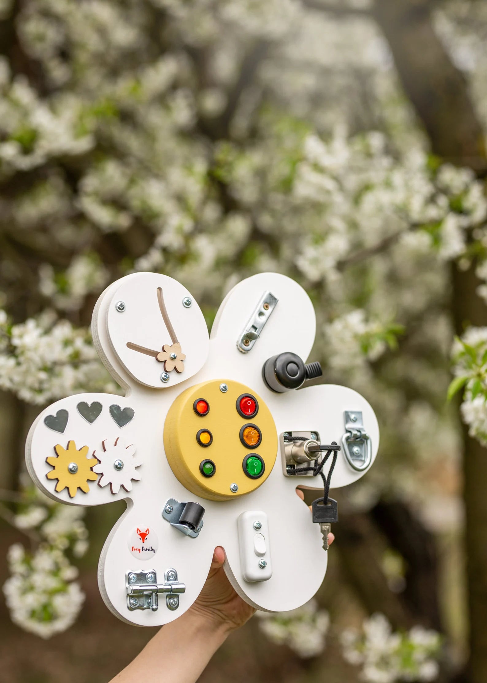 Fleur DAISY Busy board - Planche sensorielle - Jeu de motricite fine pour enfant (3 ans et +)  FoxyFamily Fleur DAISY Busy board - Planche sensorielle - Jeu de motricite fine pour enfant (3 ans et +) myplayground