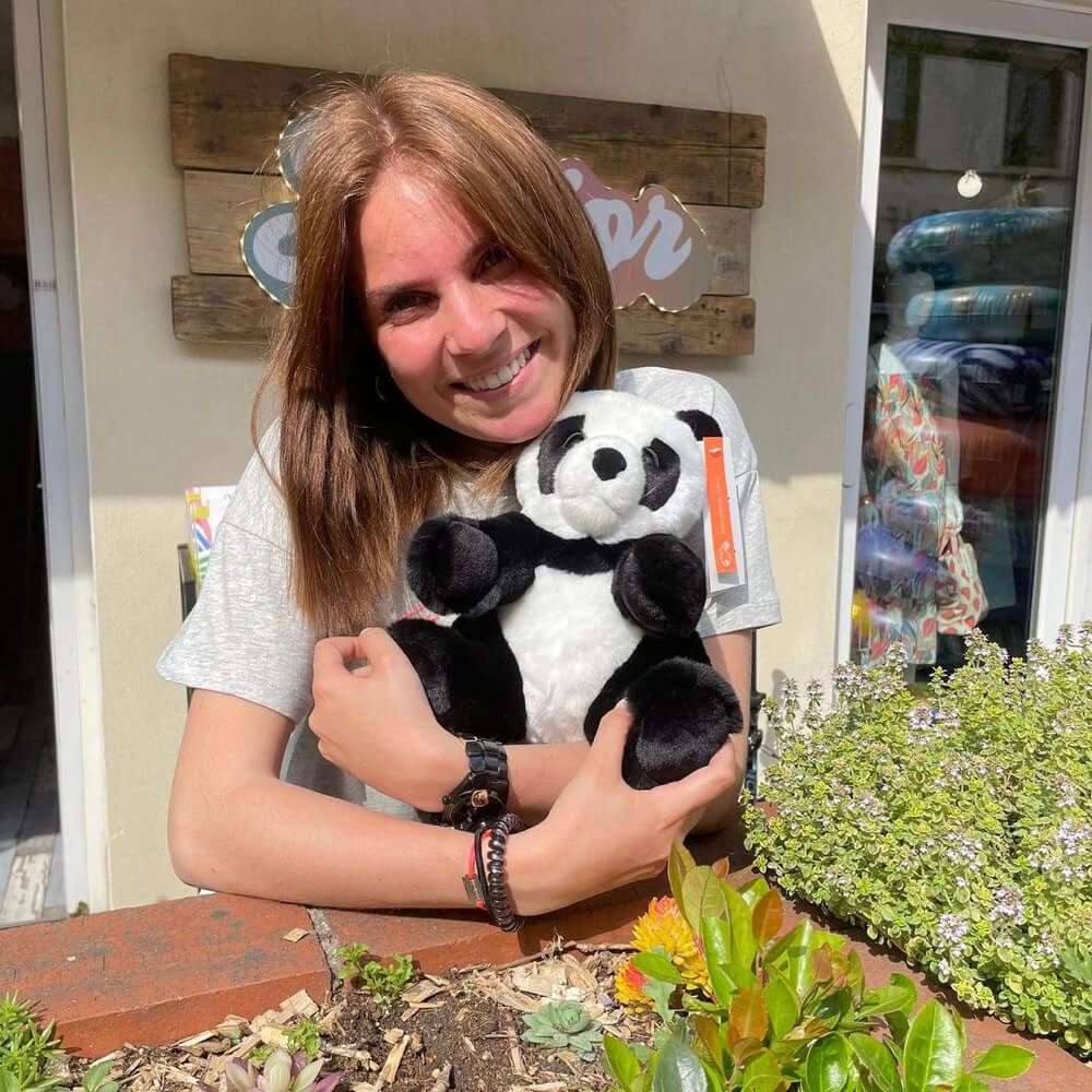 Ma peluche Panda Sam - La Pelucherie  LA PELUCHERIE Ma peluche Panda Sam - La Pelucherie myplayground