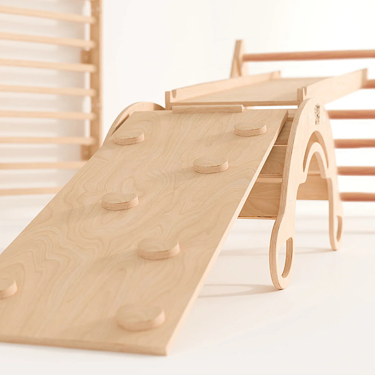 BusyKids - Ensemble (grand) Triangle Pikler + 2 planches à Double Face + Bascule d'Équilibre Nature - Bois Brut (non verni) - 12 à 18 mois  BusyKids BusyKids - Ensemble (grand) Triangle Pikler + 2 planches à Double Face + Bascule d'Équilibre Nature - Bois Brut (non verni) - 12 à 18 mois myplayground