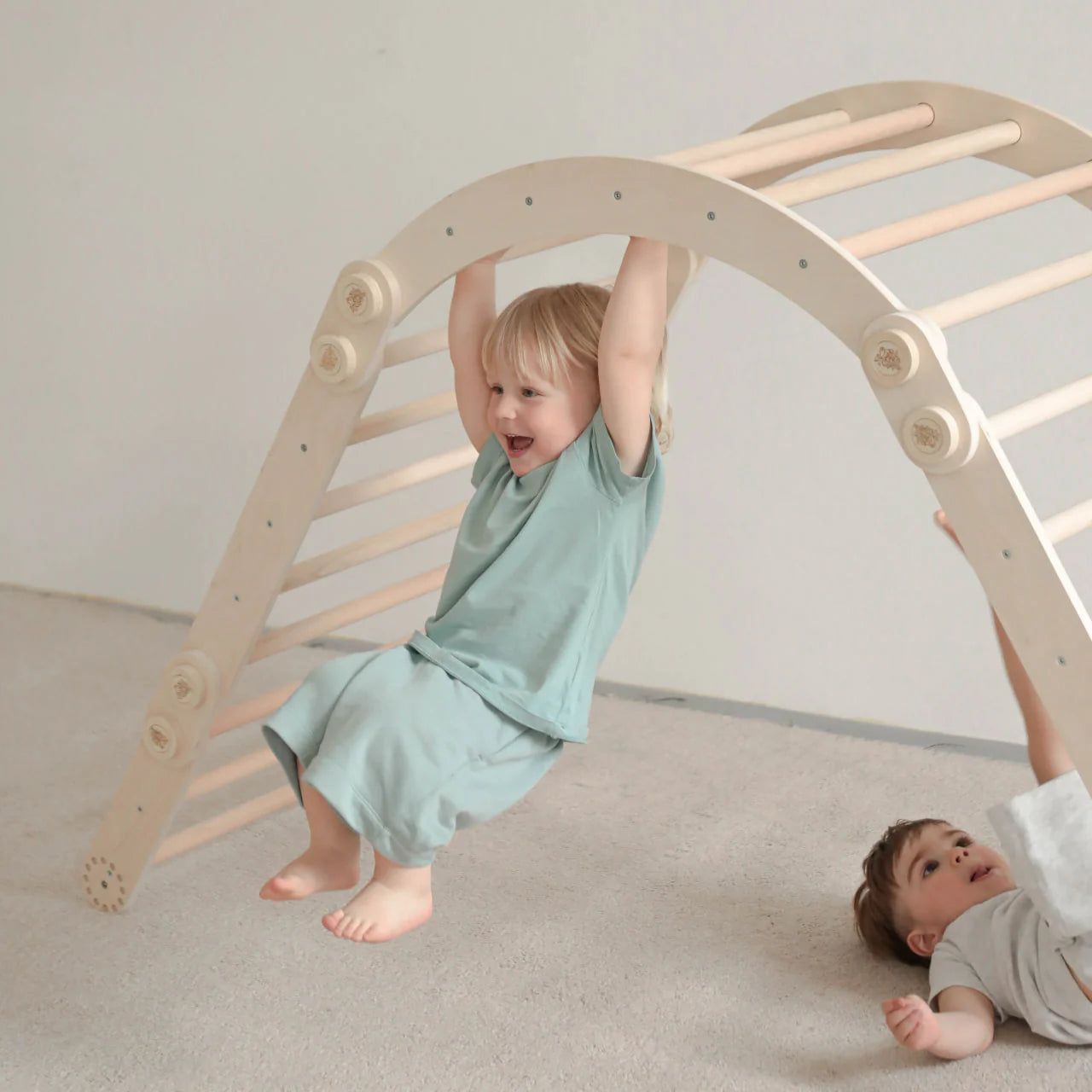 BusyKids - Grand Ensemble d'Escalade Inclinable (set L avec Rocker) - Bois Brut (non verni) - 18 à 24 mois  BusyKids BusyKids - Grand Ensemble d'Escalade Inclinable (set L avec Rocker) - Bois Brut (non verni) - 18 à 24 mois myplayground