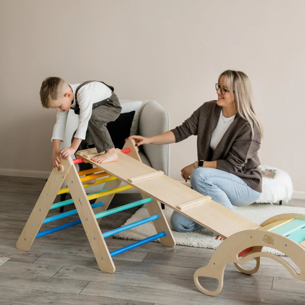 Ensemble triangle pikler + planche + bascule d’équilibre - arc - en - ciel, bois Natura, 12 à 18 mois - BusyKids - myplayground