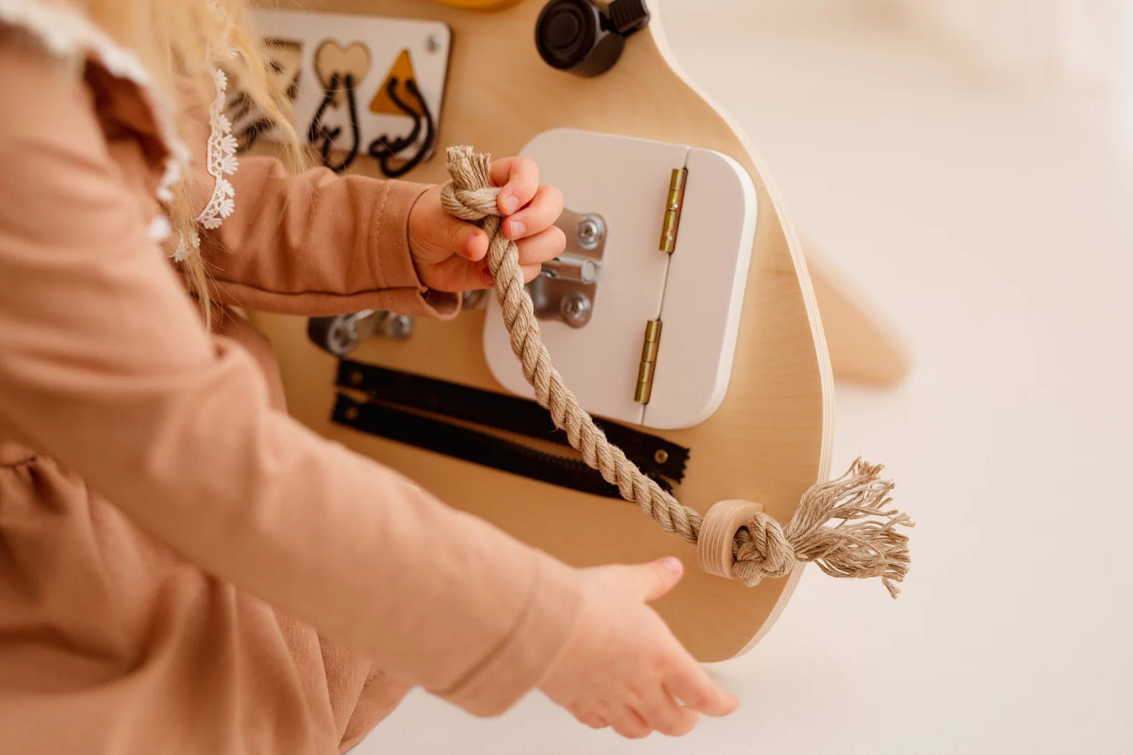 Lion Edmund Busy Board - Planche sensorielle - Jeu de motricite fine pour enfant (3 ans et +) - myplayground