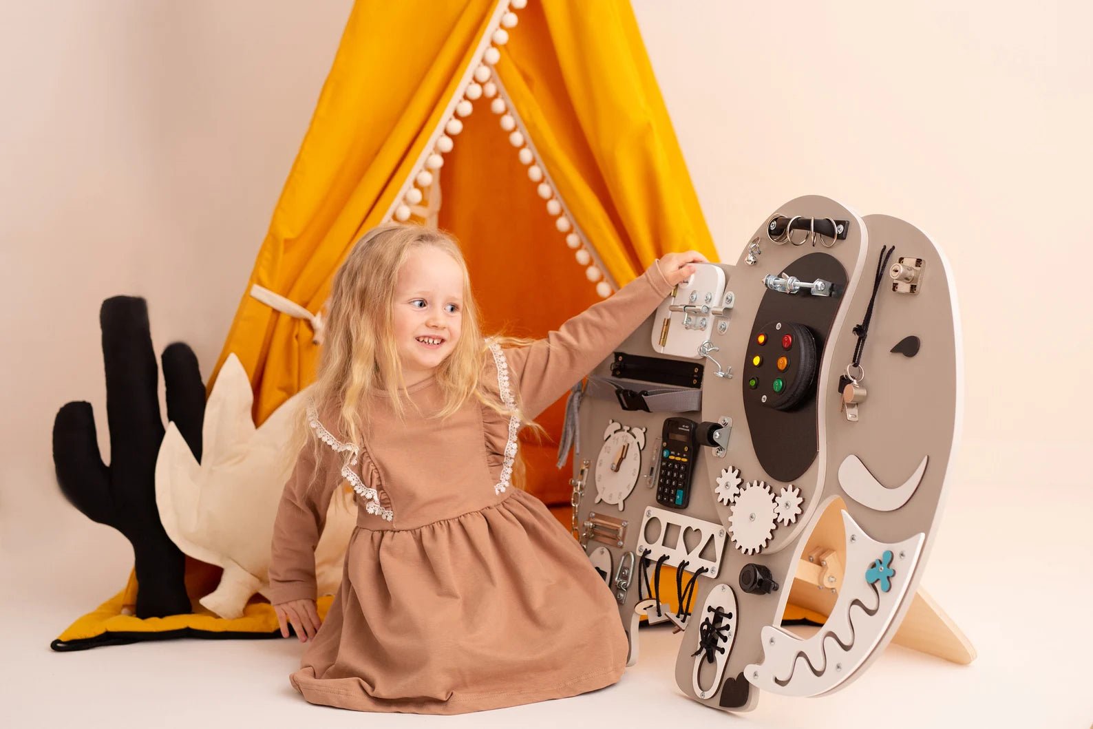 Elephant Kostek Busy Board - Planche sensorielle - Jeu de motricite fine pour enfant (3 ans et +) - myplayground