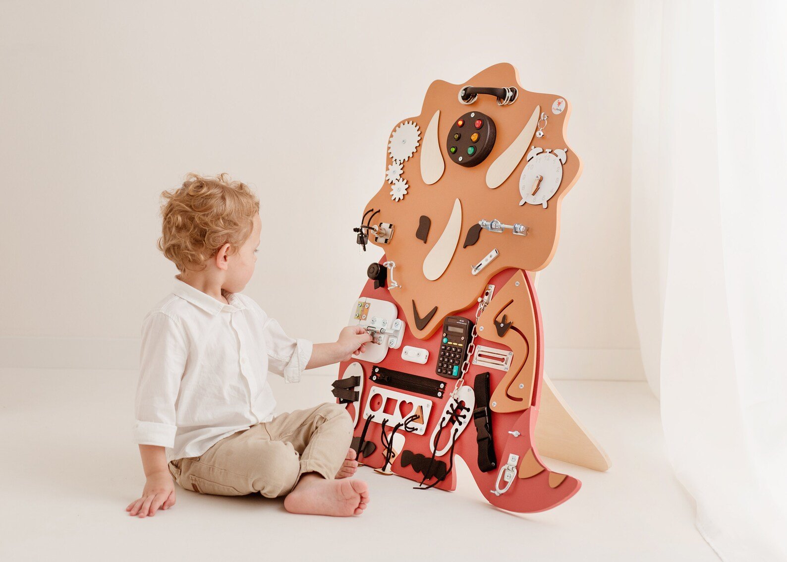 Dinosaure Busy board - Planche sensorielle - Jeu de motricite fine pour enfant ( 3 ans et + ) - myplayground